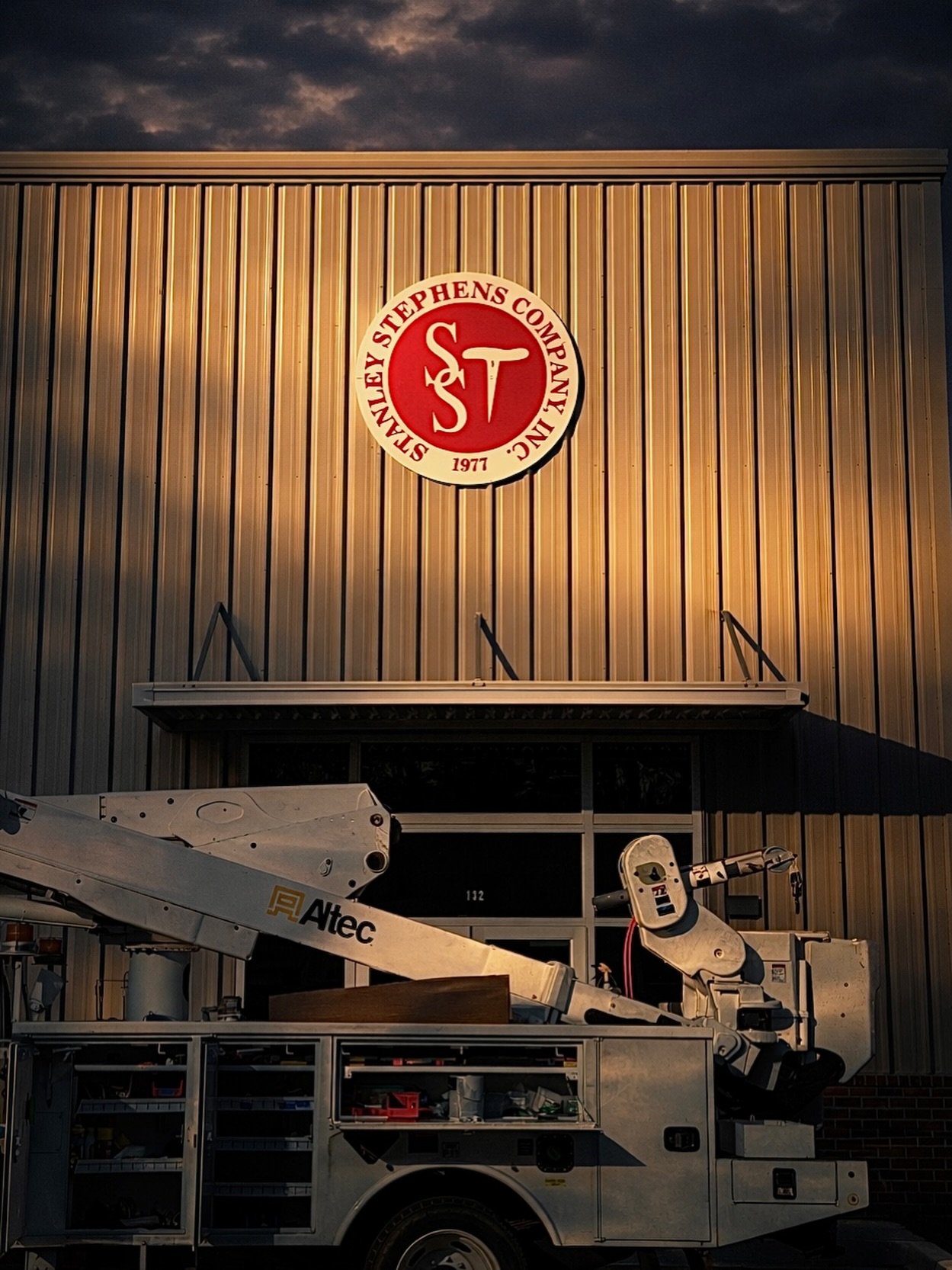 It doesn&rsquo;t always take a fancy sign to stand out &mdash; just clean design and solid craftsmanship. This circular logo was made from durable 3mm ACM, giving Stanley Stephens Company a bold, professional look that speaks for itself. 💪🔴 #SignDe