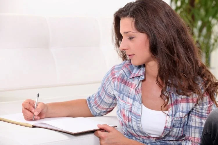 Women writing habits / goals down
