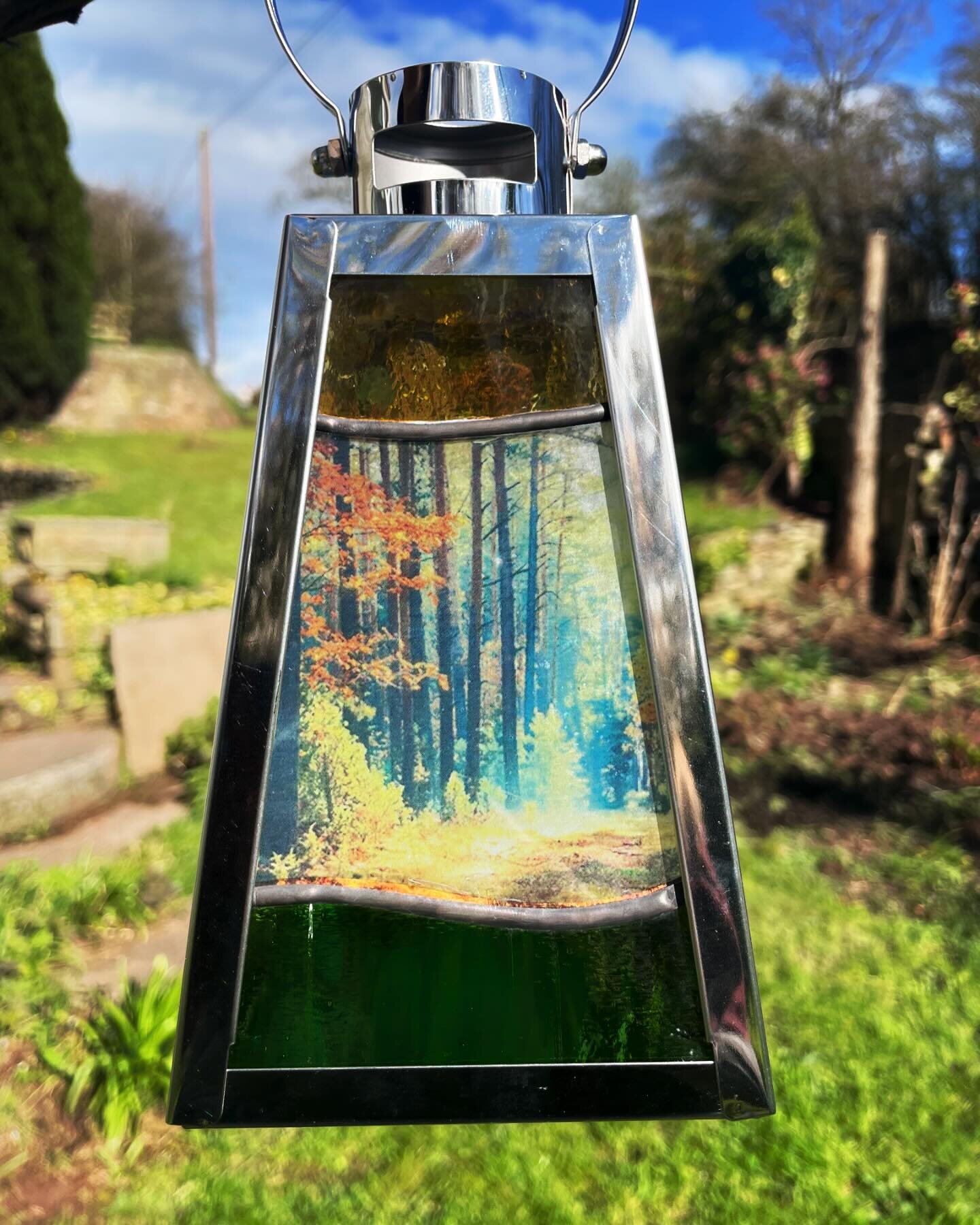 Happy sunny bank holiday everyone.  Hope your all enjoying the beautiful weather. 
Here in Wales 🏴󠁧󠁢󠁷󠁬󠁳󠁿 it&rsquo;s glorious, which is unusual for a bank holiday, it normally rains ☔️. 

So I thought I would share a new lantern with you. This 
