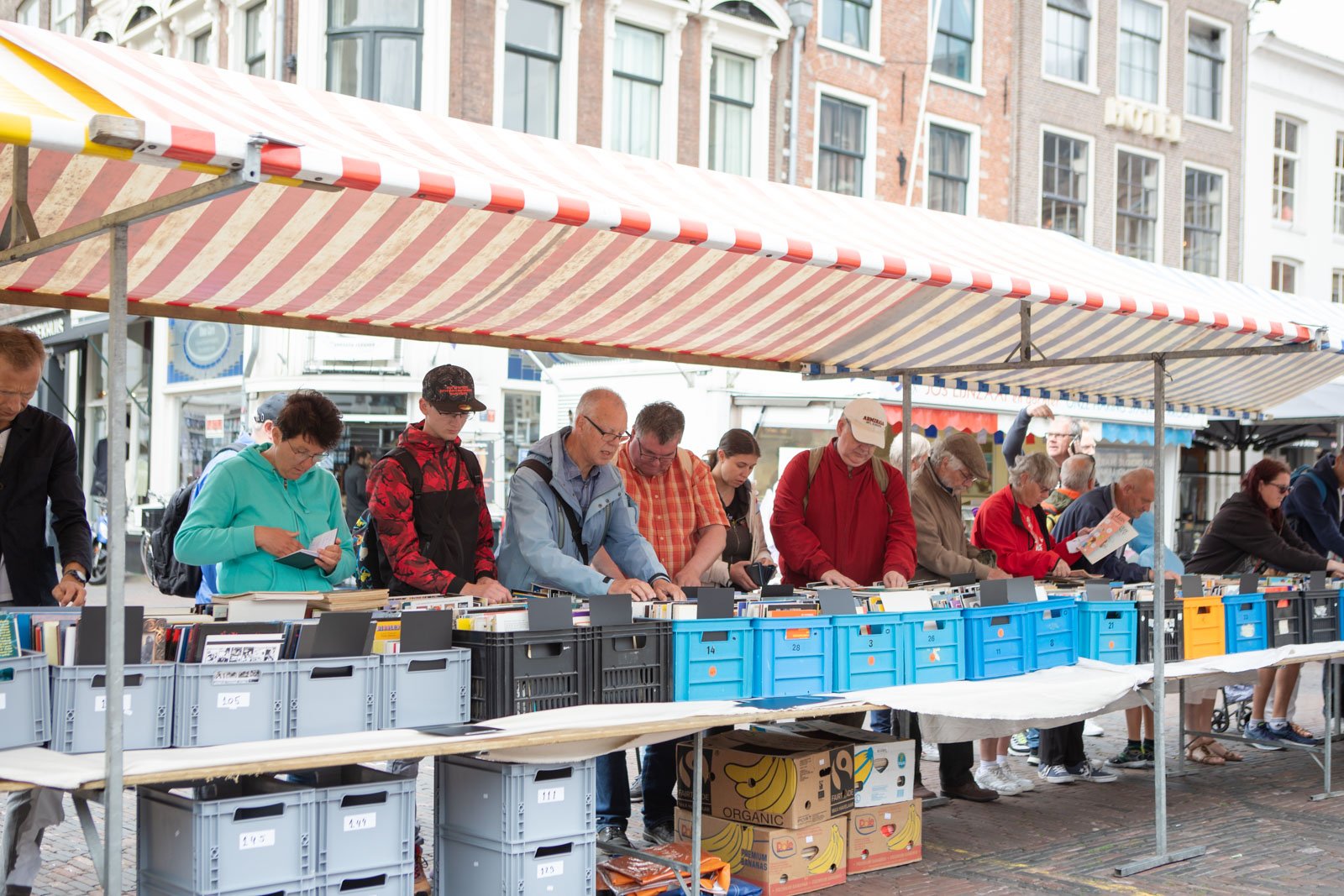 Schatten zoeken op de ruilmarkt van de Haarlemse Stripdagen