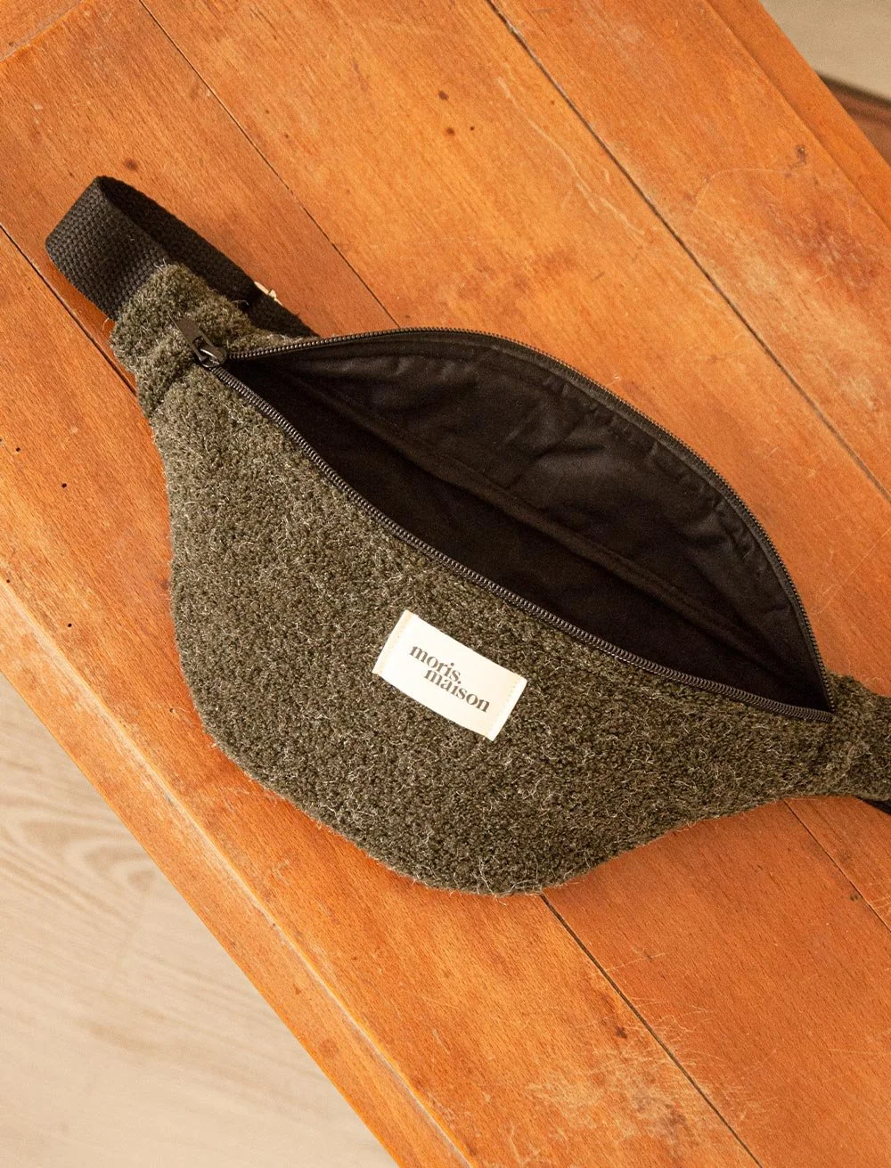 FP-Sac-banane-moumoute-kaki-noir-upcyclee-Suzanne-marque-ecoresponsable-Moris.maison-4.jpg