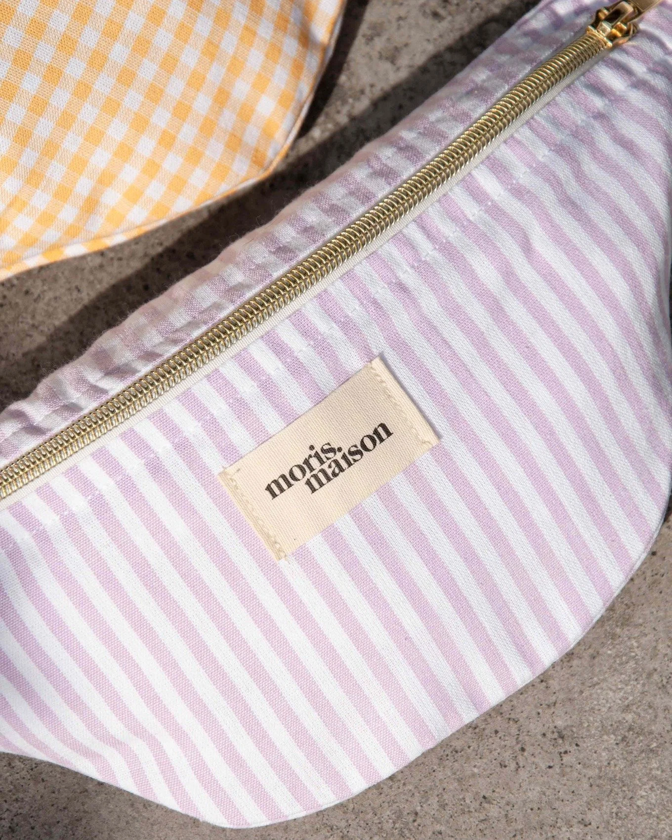 Ce temps ensoleill&eacute; nous rappelle cet &eacute;t&eacute;, on ressort nos bananes color&eacute;es ! ✨

#banane #sacbanane #ecoresponsable #slowfashion #madeinfrance #petitcreateur #faitmain #artisanat #marqueengagee #moris_maison