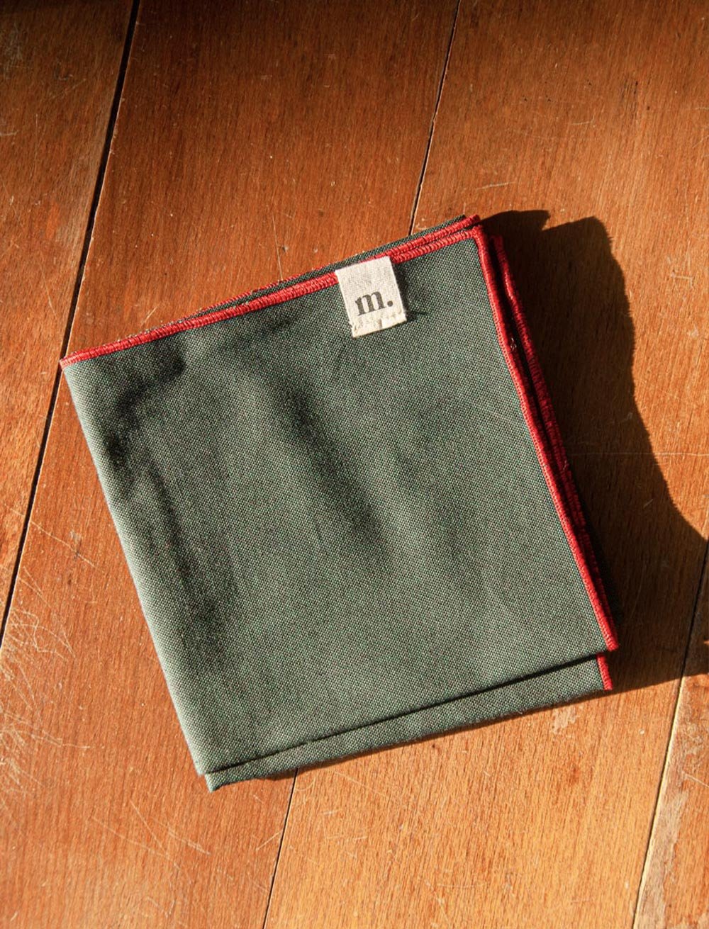 FP-Foulard-Gaspard-9-vert-sapin-lisere-rouge-ecoresponsable-Moris.maison-1.jpg