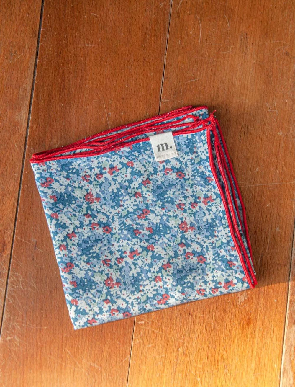 FP-Foulard-Gaspard-17-viscose-fleurs-liberty-bleu-rouge-ecoresponsable-Moris.maison-2.jpg