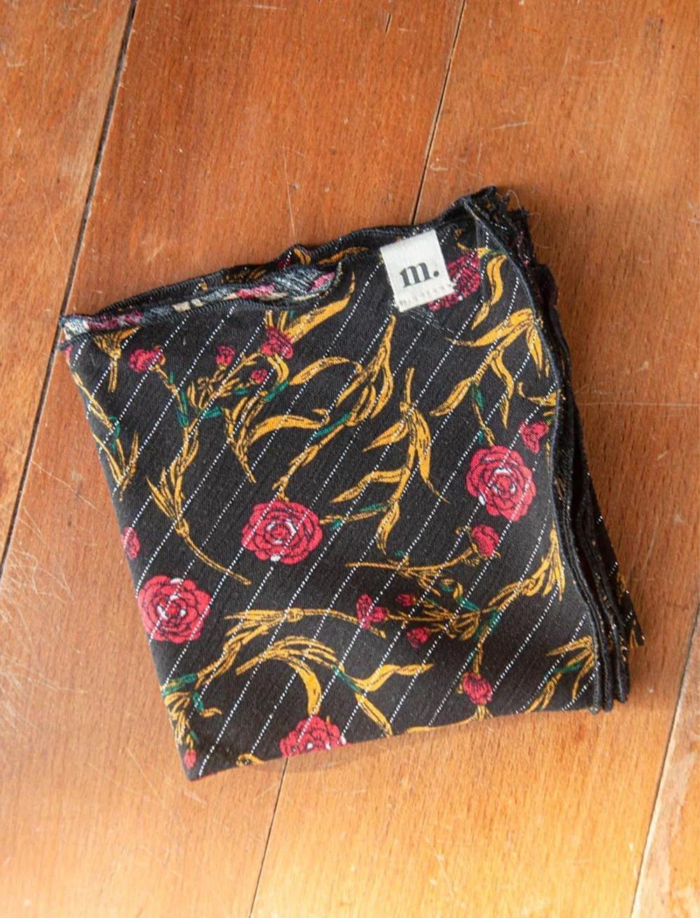 FP-Foulard-Gaspard-19-crepe-noir-fleurs-rouge-ocre-lurex-argent-ecoresponsable-Moris.maison-2.jpg