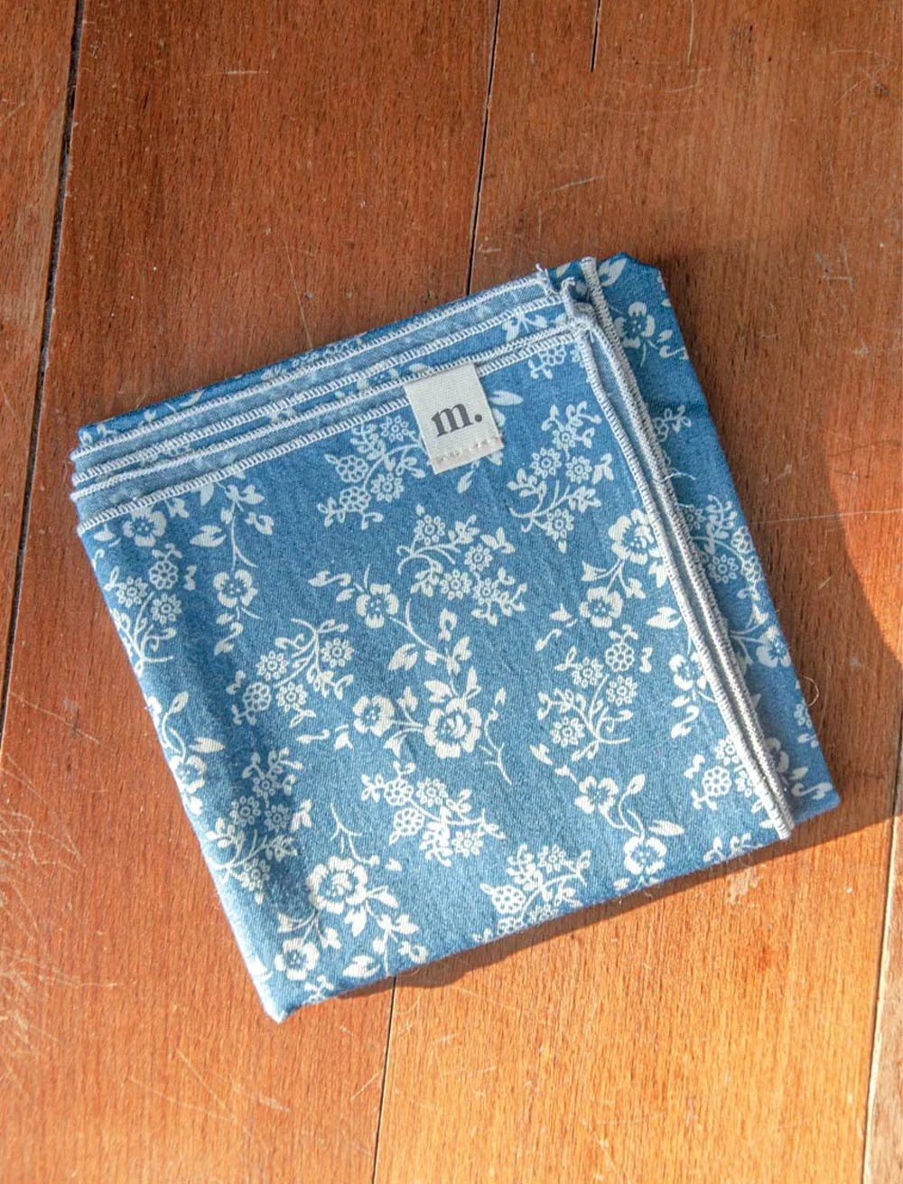 FP-Foulard-Gaspard-15-chambray-fleurs-bleu-ecru-ecoresponsable-Moris.maison-2.jpg