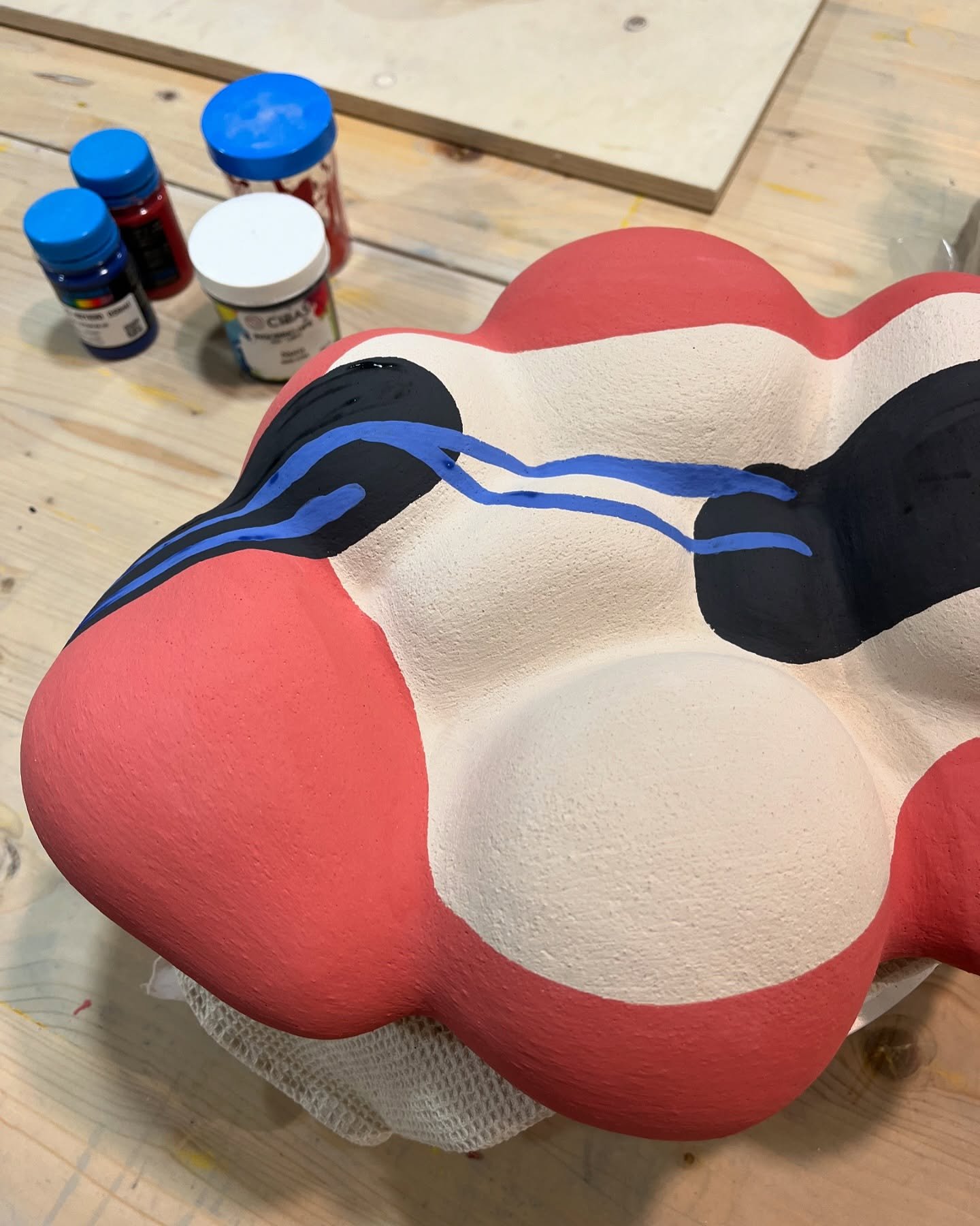 ~Scultura murale in progress~

Sono sempre tentata nel lasciare gli oggetti che realizzo, nelle tonalit&agrave; naturali dell&rsquo;argilla. Eppure il mio istinto va sempre nella direzione del colore. Sembra quasi che non ne riesca a fare a meno di c