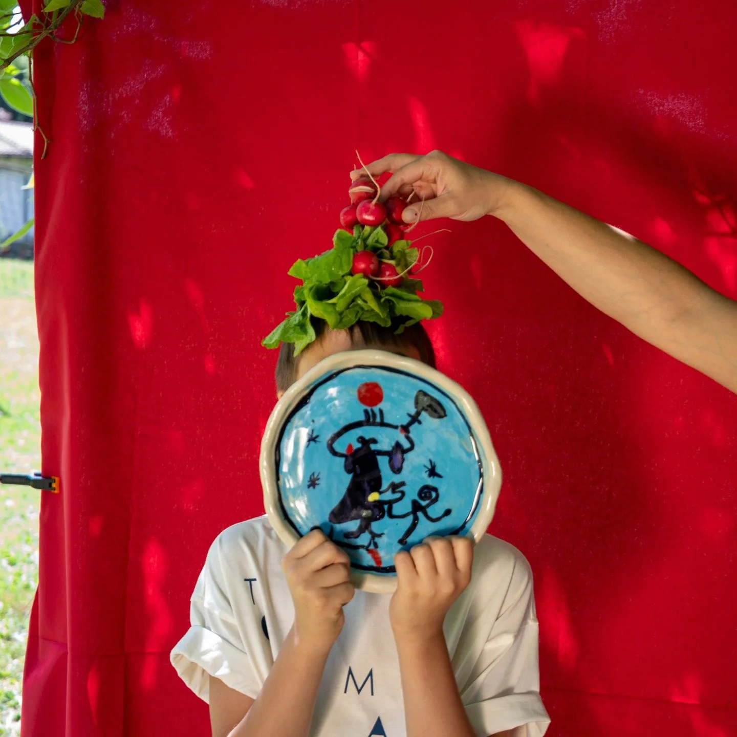 La collezione &quot;Mamma che fame!&quot; 🍝 &egrave; ancora disponibile: colorata, affettuosa, un po&rsquo; nostalgica e tutta da gustare.

Hai gi&agrave; trovato il tuo piatto preferito? 

Fai un salto ora su www.alicedelferraro.com

Ph: @giuliatag
