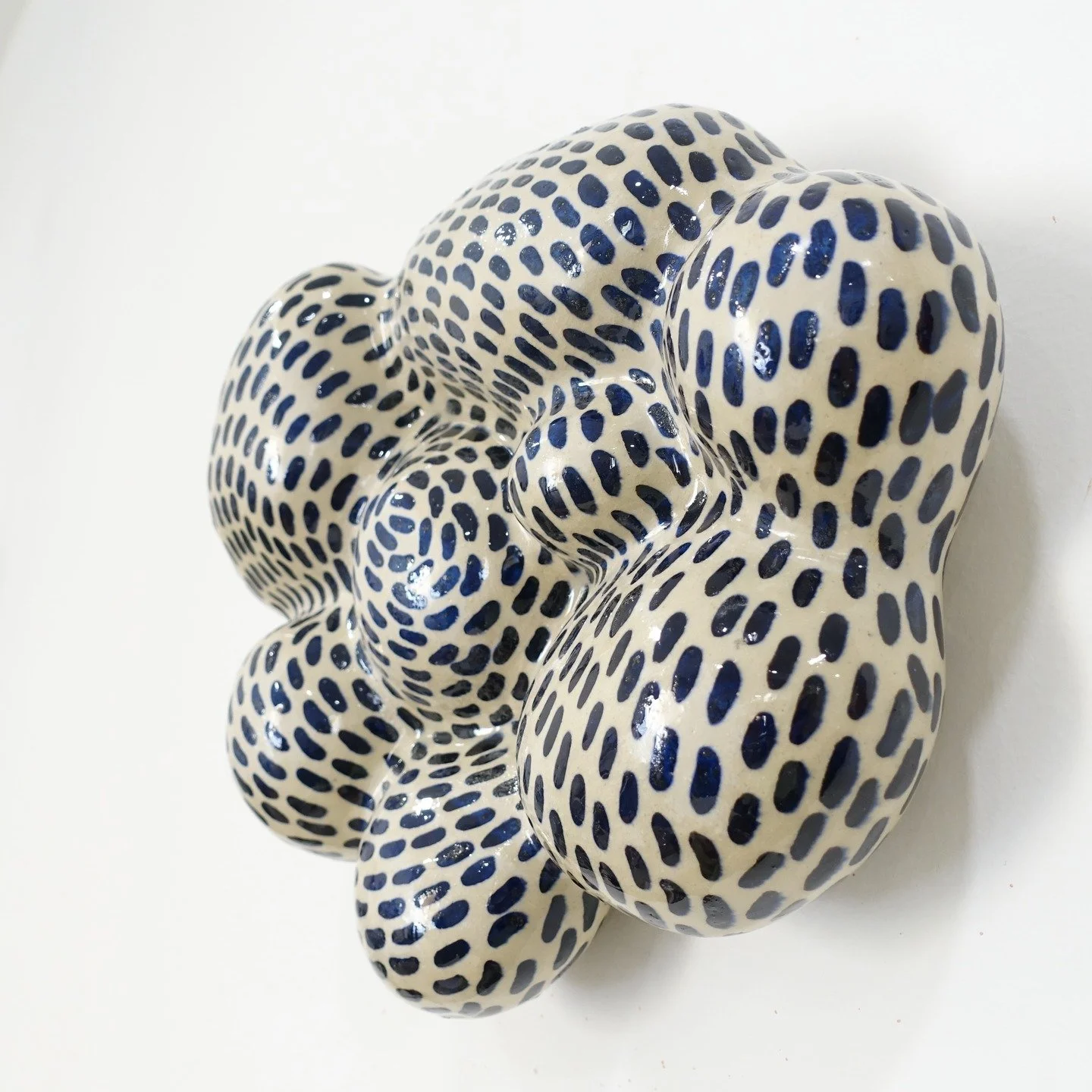 Dopo un po&rsquo; di silenzio estivo, torno qui 🌿
Ho preso del tempo per meditare, rigenerarmi e fare spazio a nuove energie che mi accompagneranno in questo settembre. ✨

Oggi vi mostro due nuove sculture murali che si affiancano alla prima rossa, 