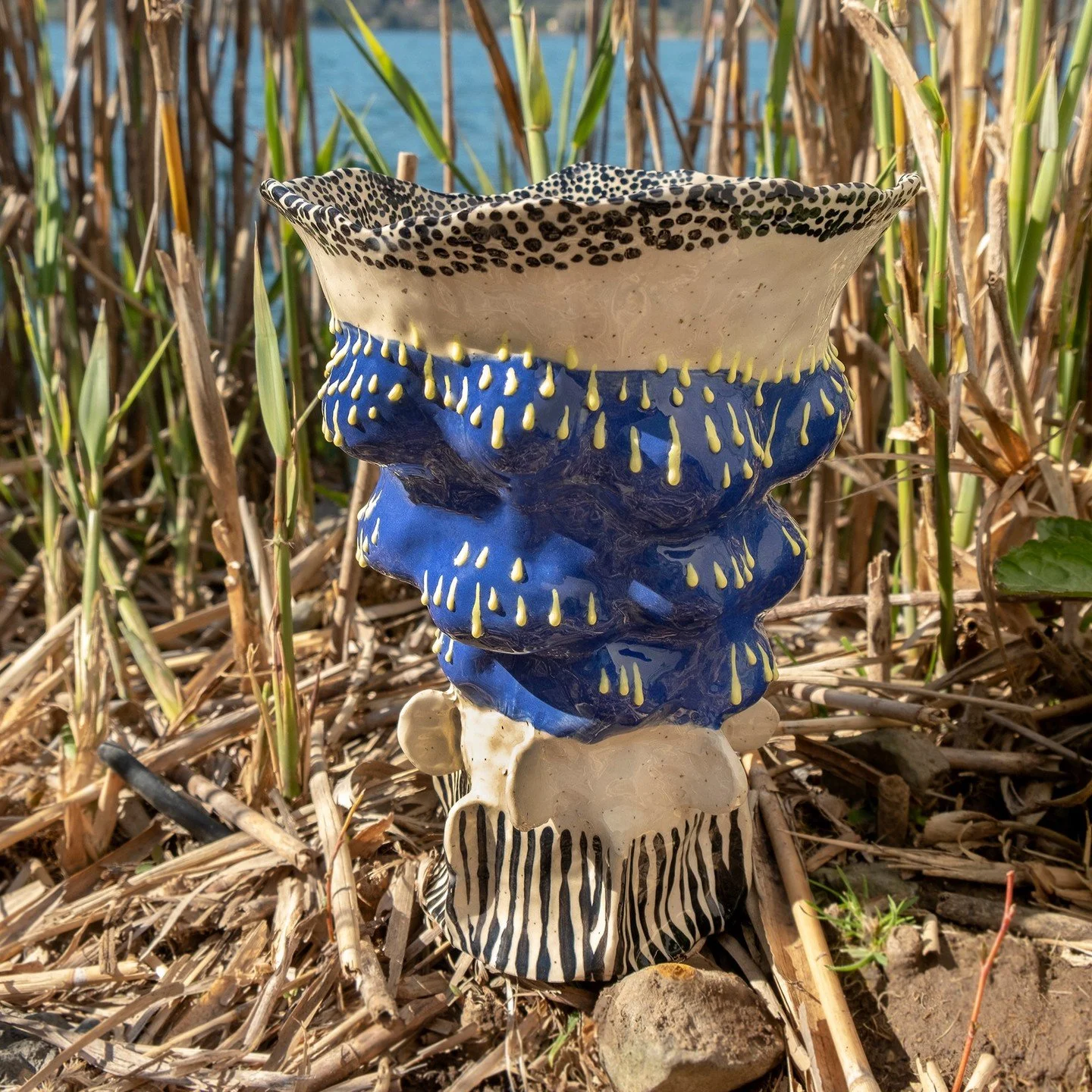 Ora di nuovo disponibile online!

Questa vaso fa parte di una collezione permanente nata qualche anno fa e a cui sono molto legata. Come molte delle mie sculture e vasi, anche questo e' modellato con una tecnica in cui utilizzo i sassi per dare forma