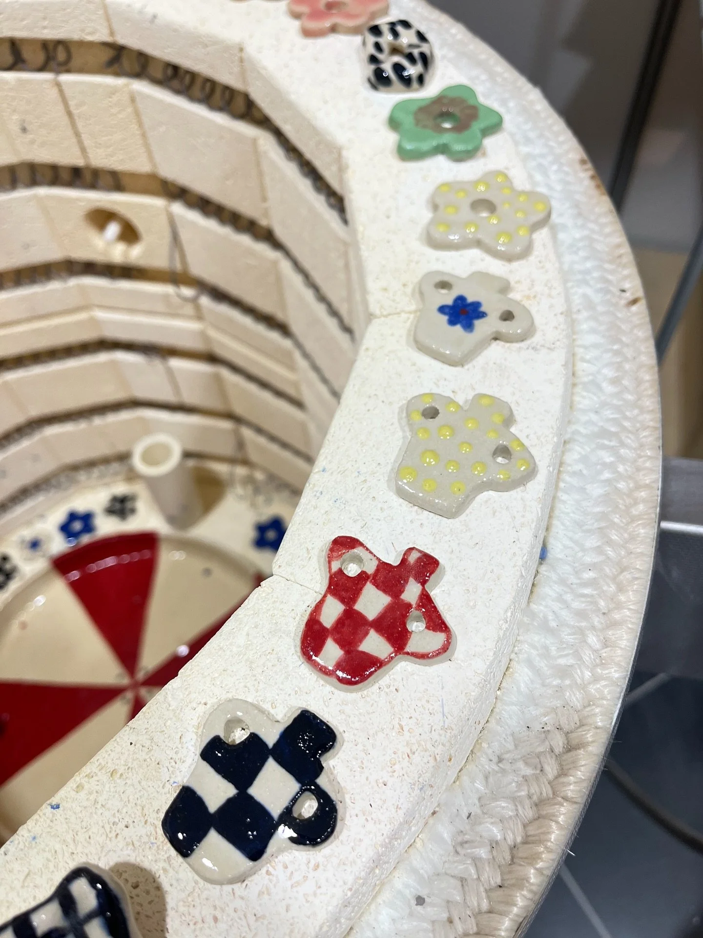 Nuovi ciondoli in ceramica, modellati e dipinti a mano.

Li troverete a Roma a fine settembre (presto vi svelo tutti i dettagli!).
Dopo tanto tempo torno finalmente a fare un mercato&hellip;non vedo l&rsquo;ora di incontrarvi dal vivo!