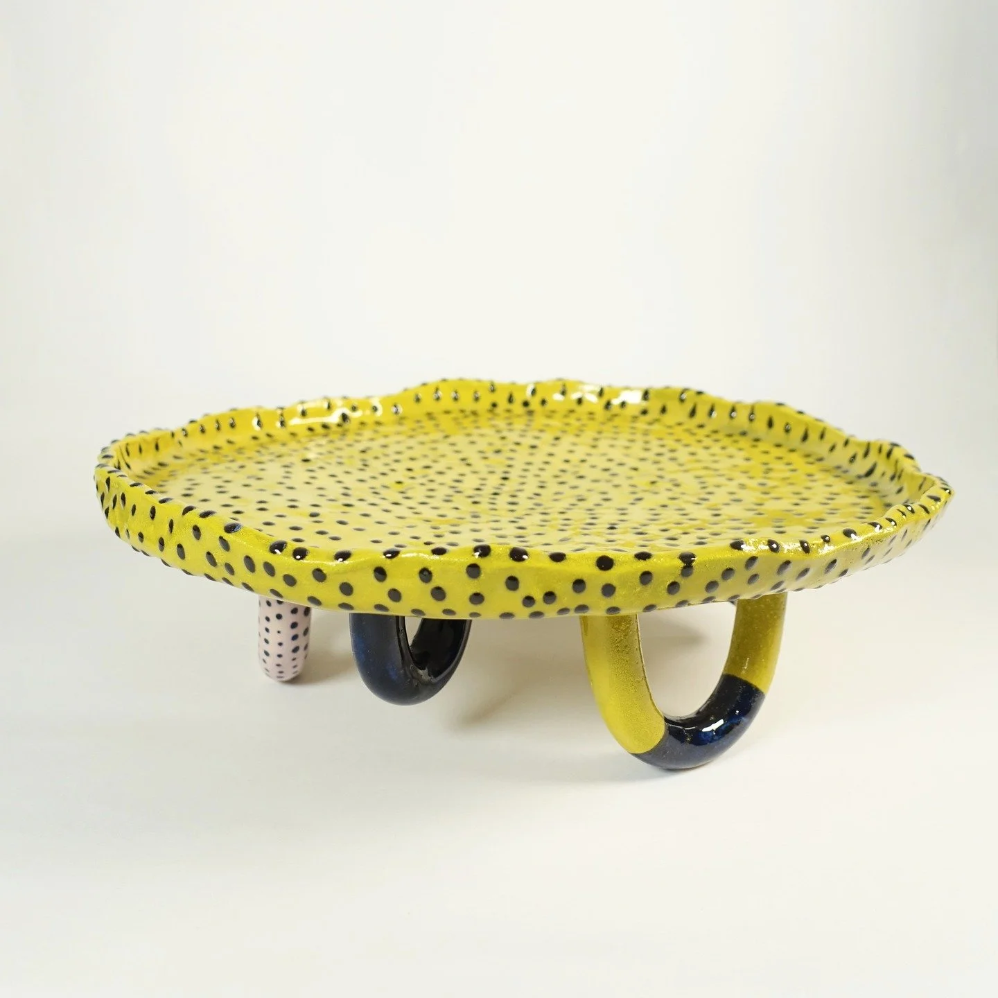 E' tornata disponibile l'Alzatina verde acido!
Un oggetto versatile dai mille usi: perfetto come svuotatasche, alzata per dolci, porta frutta o elemento decorativo per la tavola.
Ogni pezzo &egrave; modellato e rifinito artigianalmente, rendendo ogni