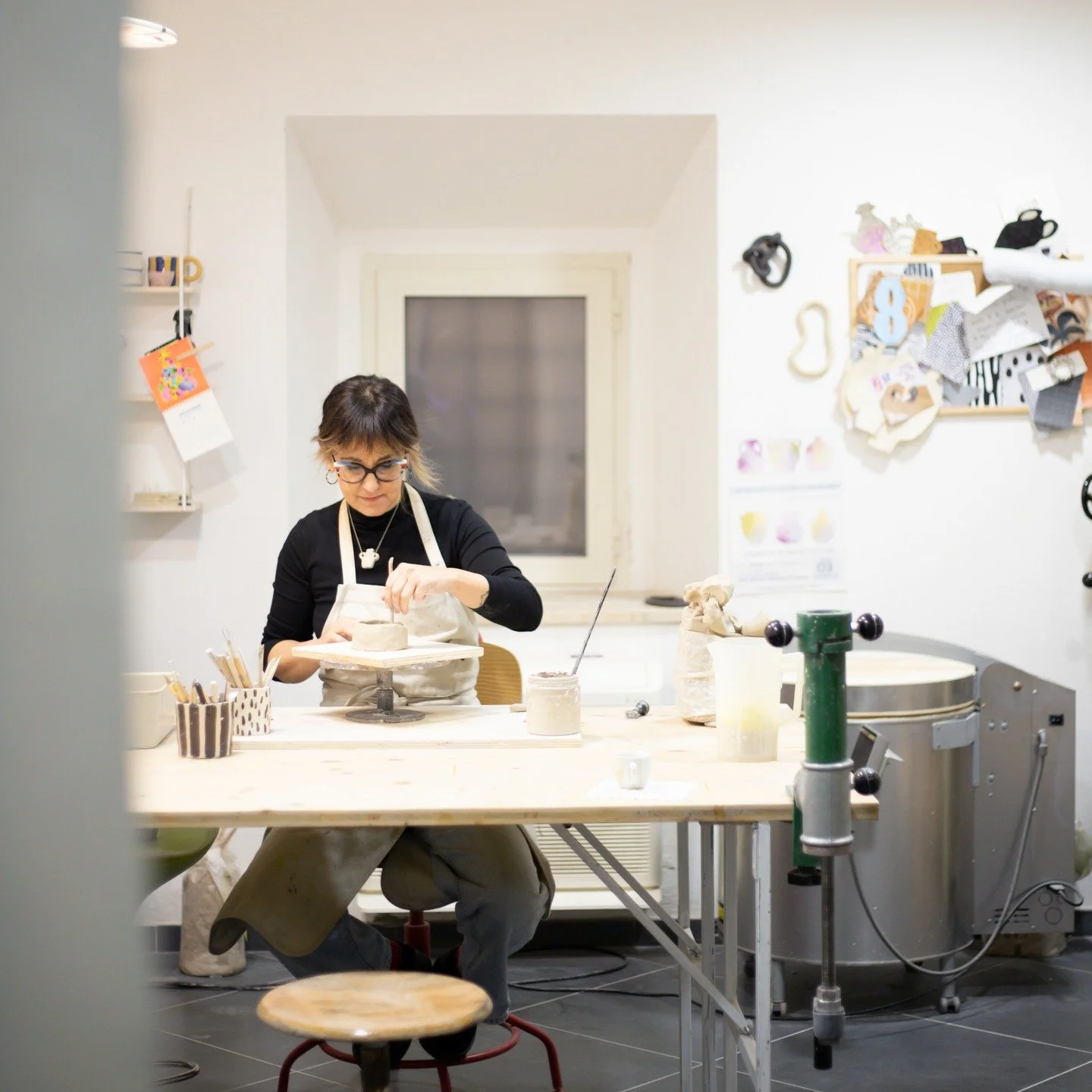 Dettagli di un lavoro fatto di mani, tempo e dedizione.
Uno sguardo nel mio studio di ceramica attraverso l&rsquo;occhio attento di @giuliatagliaferri.jpg che ringrazio molto!

#studiolife #handmadeceramics #fattoamano #artigianatoitaliano #handcraft