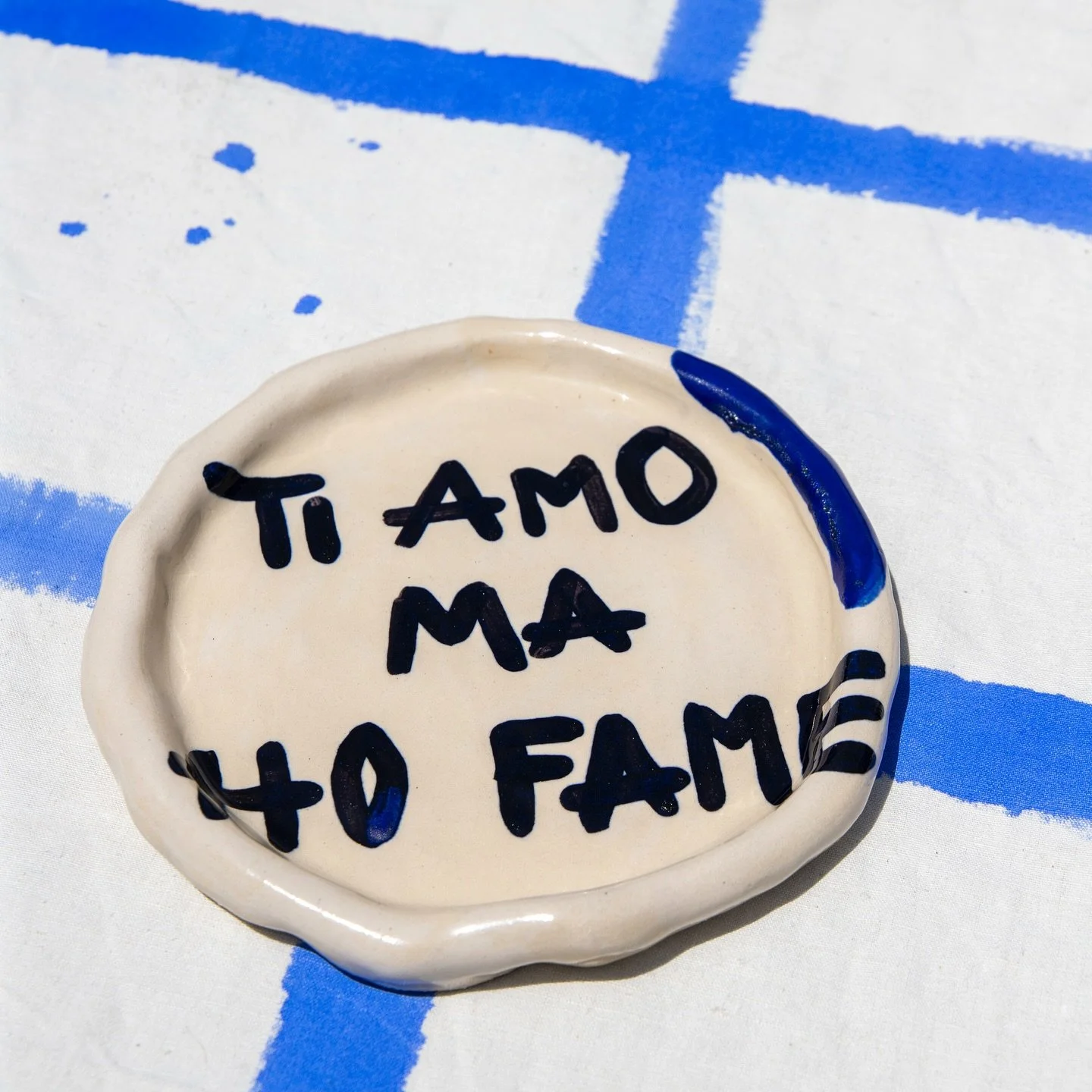 ✨ Tutta la collezione &ldquo;MAMMA CHE FAME&rdquo; &egrave; ora disponibile online! ✨

Un progetto realizzato a quattro mani insieme a mio figlio di 10 anni.

Ogni piatto &egrave; diverso e contiene una frase ironica che porta un sorriso&hellip; prop