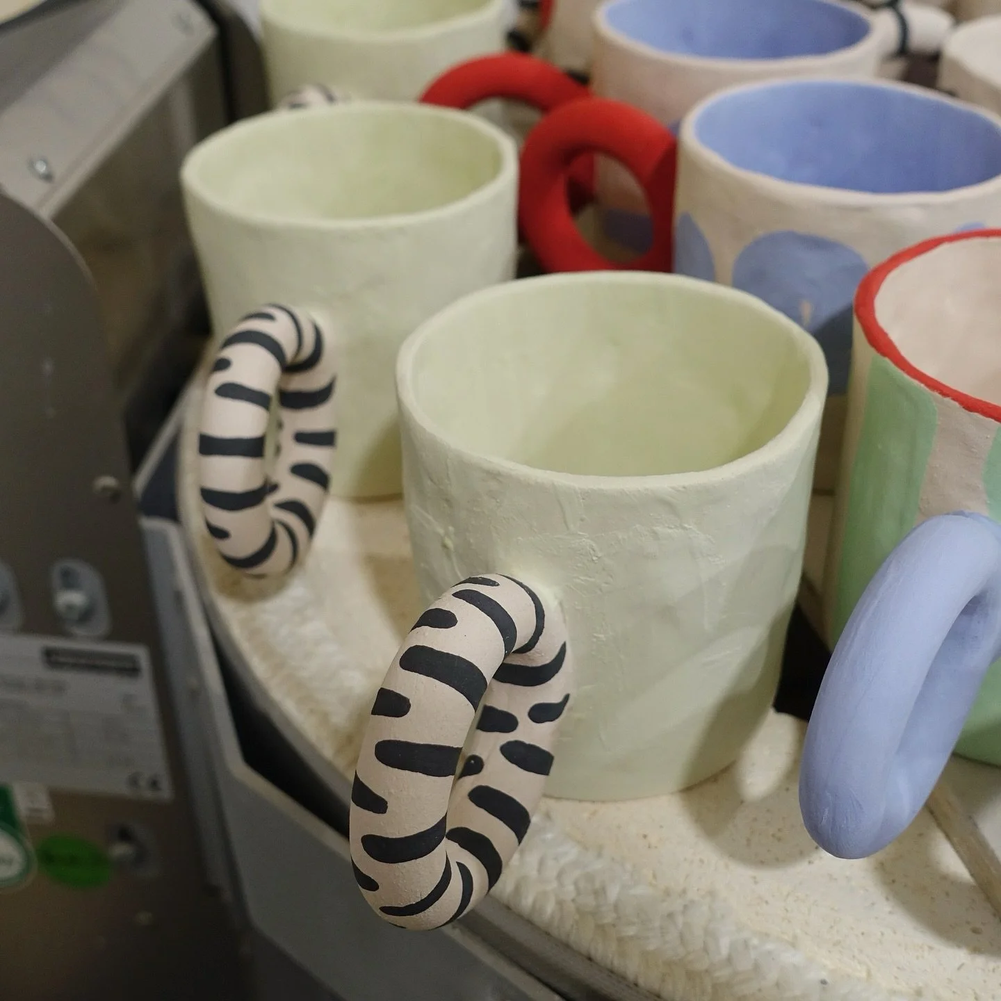 Sta per arrivare un riassortimento di tazze!
Restate sintonizzati!

#contemporaryceramic #tazze #ceramicmug #artigianatoitaliano🇮🇹 #handcrafted #handmade #interiordesign #regaloperfetto #natale2025 #christmas2025✨️❣️🎄