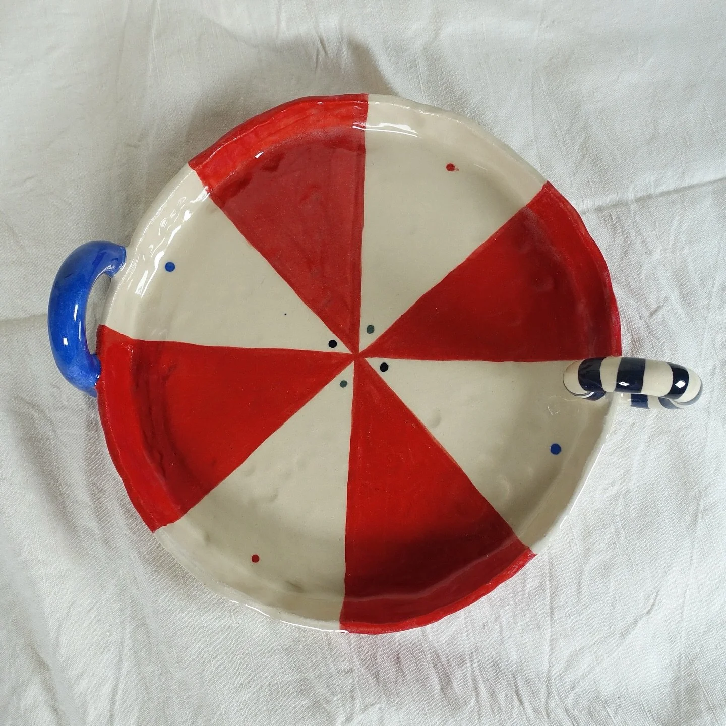 Questa vassoio, disponibile anche in blu, &egrave; perfetto per la tua tavola natalizia! Ora disponibile online🎄🤶

#contemporaryceramic #handmade #fattoamano #artigianatoitaliano🇮🇹 #alicedelferraro #natale2025💫🎄🎁❤️🎅