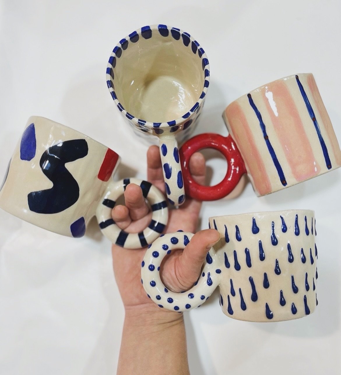 ✨ Tornate in stock ✨
Le mie tazze in ceramica sono di nuovo disponibili.
Forme morbide, colori vivaci e piccoli dettagli che raccontano il gesto lento dell&rsquo;artigianato.

🎁 Perfette come regalo di Natale
Un oggetto che scalda, che dura, che por