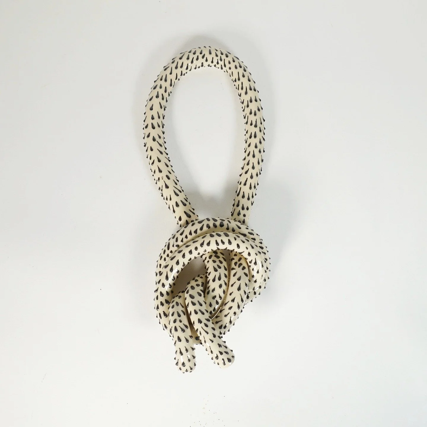 Nodo murale realizzato in gres con gocce di porcellana nere ora disponibile online!

Un regalo speciale per arredare la casa con un tocco originale!

Sul retro sono presenti due fori per appenderlo al muro.

#contemporaryceramics #handmadeceramics #r