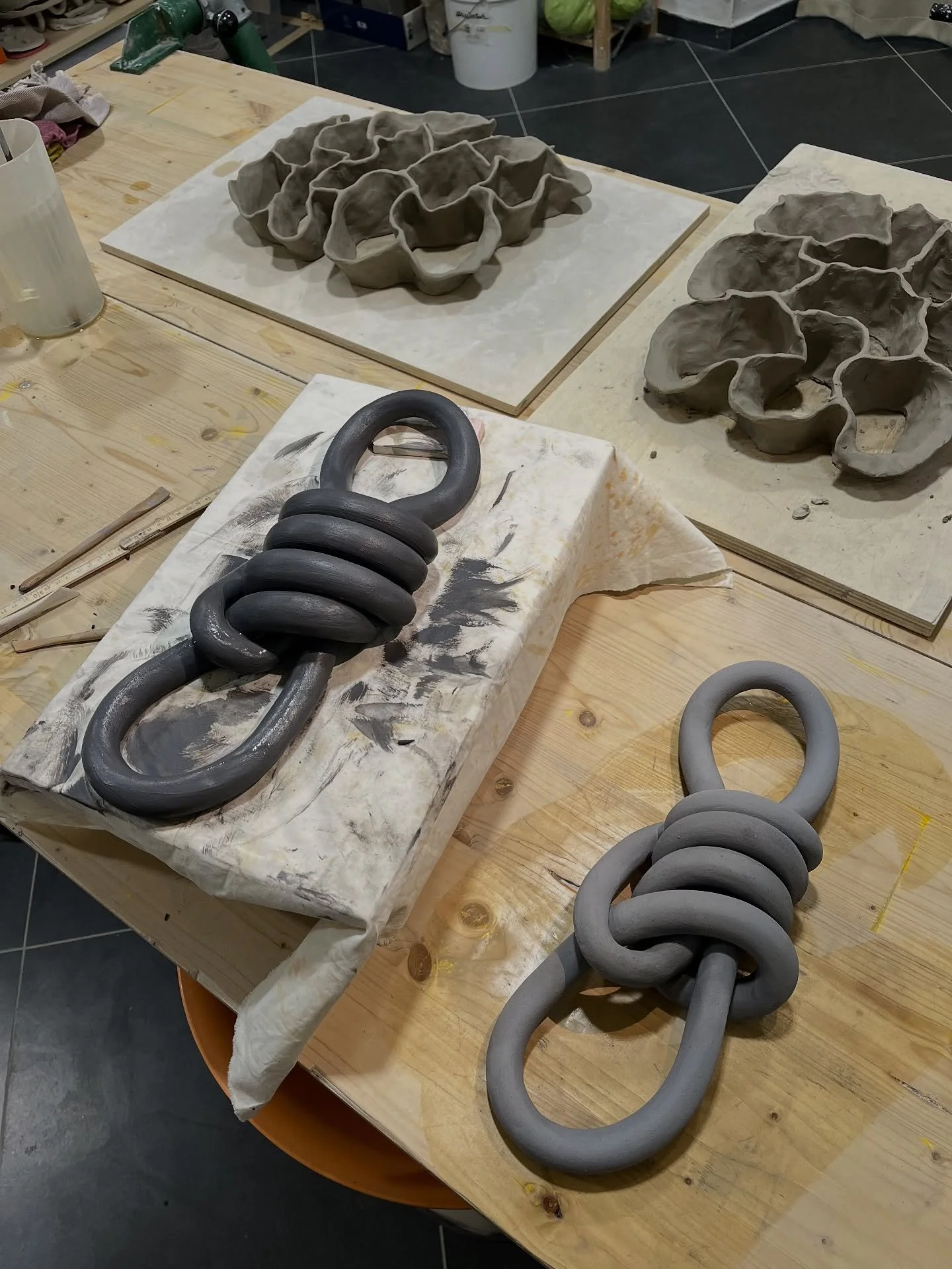 In questi giorni sono immersa nella produzione di sculture murali: nodi, anemoni e sculture &ldquo;sassi&rdquo;.
Sto lavorando a una mostra che si terr&agrave; a met&agrave; febbraio in Germania, insieme a @amao.art.design.
Sono giorni intensi, in cu