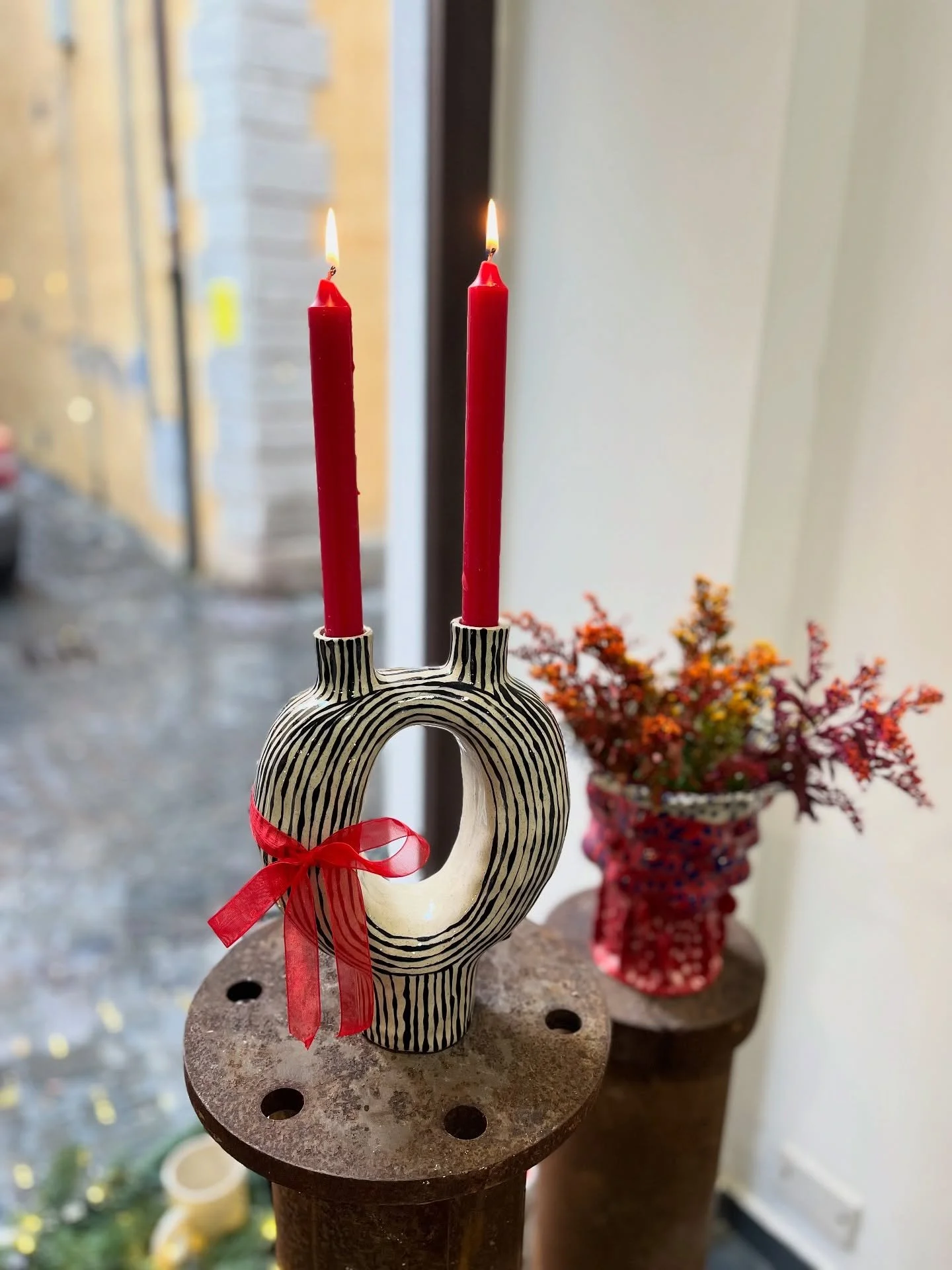 Lui, ormai parte della mia collezione permanente, con le candele rosse porta quel tocco di calore che amo e che non pu&ograve; mancare sulla tua tavola di Natale!🎄 

#contemporaryceramics #candelabroceramica #candlestick #ceramiccandleholder ##artig