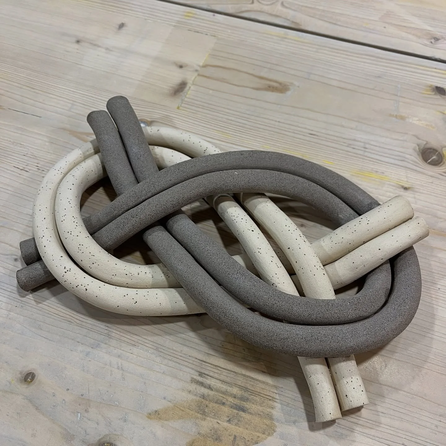 STUDIO DAYS:

1. Prototipo di un vecchio progetto che devo realizzare nuovamente 
2. Nuovo progetto in corso. No spoiler.
3. Restock di tazze per un rivenditore.
4. Restock di piatti per San Valentino.
5. Alzatina in partenza.
6. Restock di Sottopent