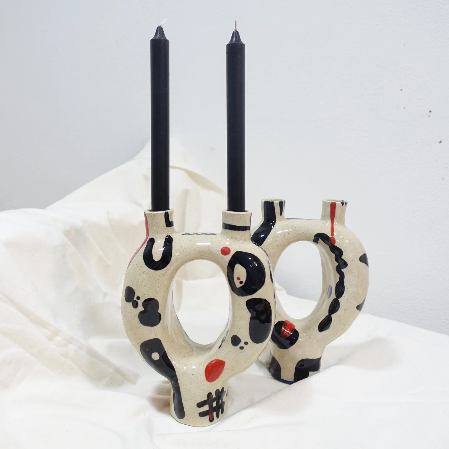 Questi due candelabri sono tornati disponibili!

La forma appartiene a una collezione permanente, ma questa versione &egrave; ispirata ai tratti semplici e ai colori di Mir&oacute;: segni liberi e forme quasi infantili.

Esistono in due versioni e og