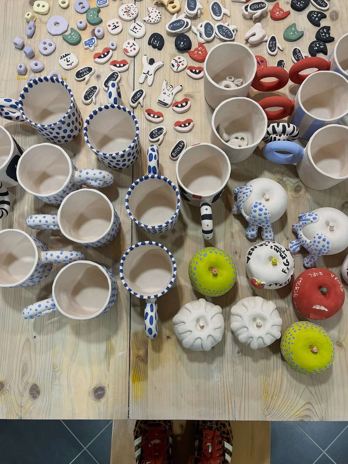 Tutte queste cosine che vedete in foto, verranno con me sabato, domenica e luned&igrave; prossimi ad un market che si terr&agrave; a Roma, a Trastevere, Largo San Giovanni di Matha.

Tazze, spillette, charms e la nuova collezione di mele.

I tempi di