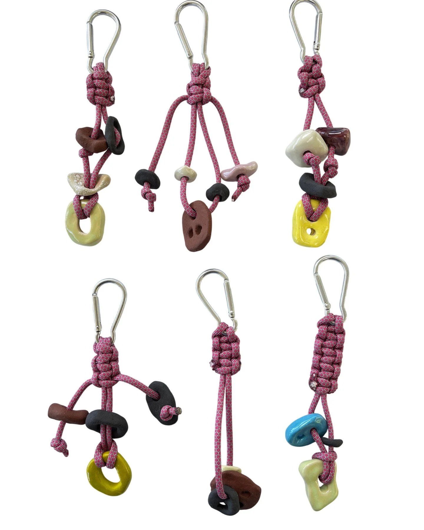 Sono online i nuovi charms 💥
Colorati, versatili e pronti a seguirti ovunque: attaccali alla borsa, al marsupio, ai pantaloni o usali come portachiavi.

Un piccolo dettaglio che cambia tutto.

Li trovi sul sito 🛒
Oppure scrivimi in privato se vuoi 