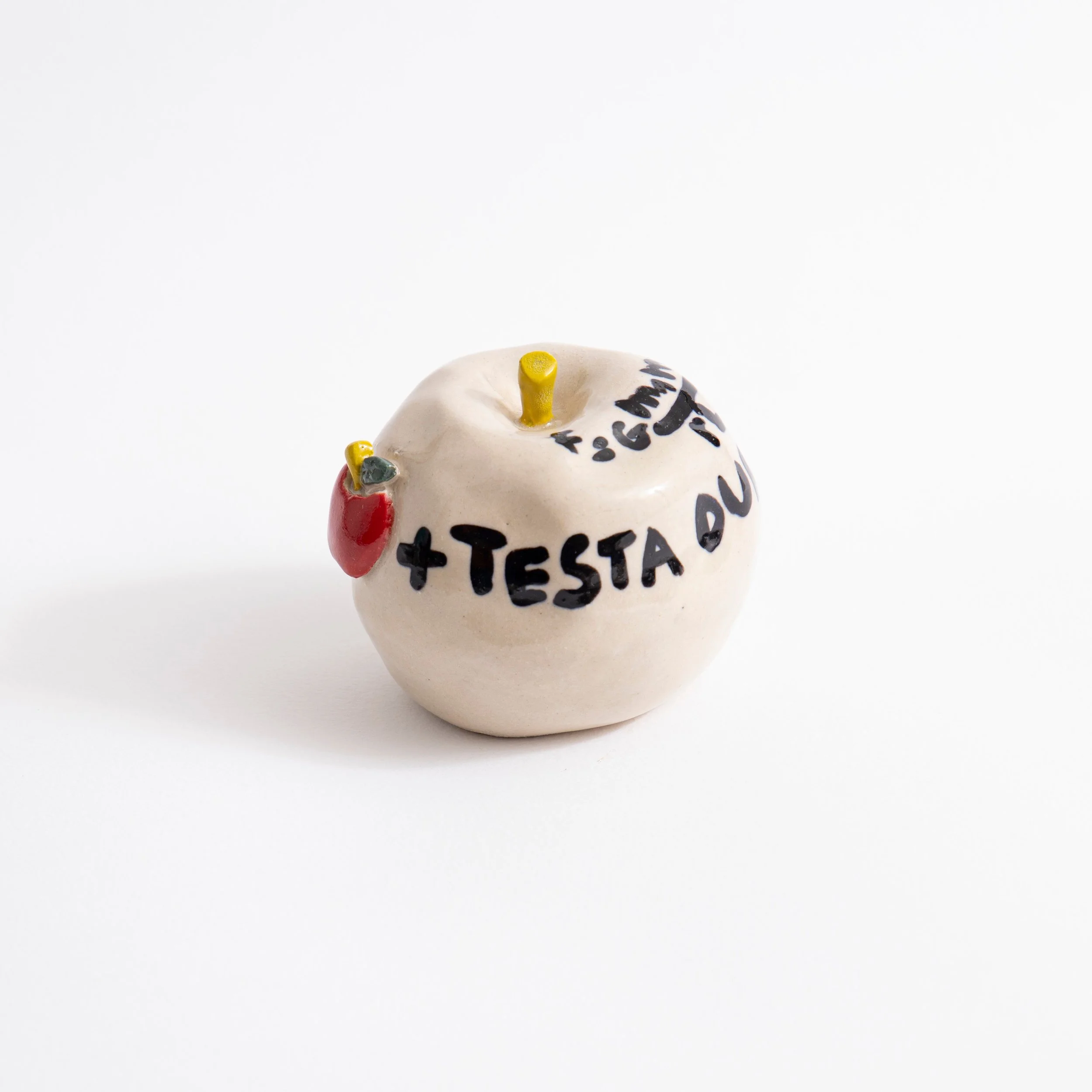 🍎 QUARTA MELA &ndash; La Mela di Newton 🍎

Dopo la mela della tentazione
e quella della discordia,
arriva la mela pi&ugrave; famosa della scienza.

O forse&hellip; della leggenda.

Si racconta che la celebre mela di Isaac Newton si stacc&ograve; da