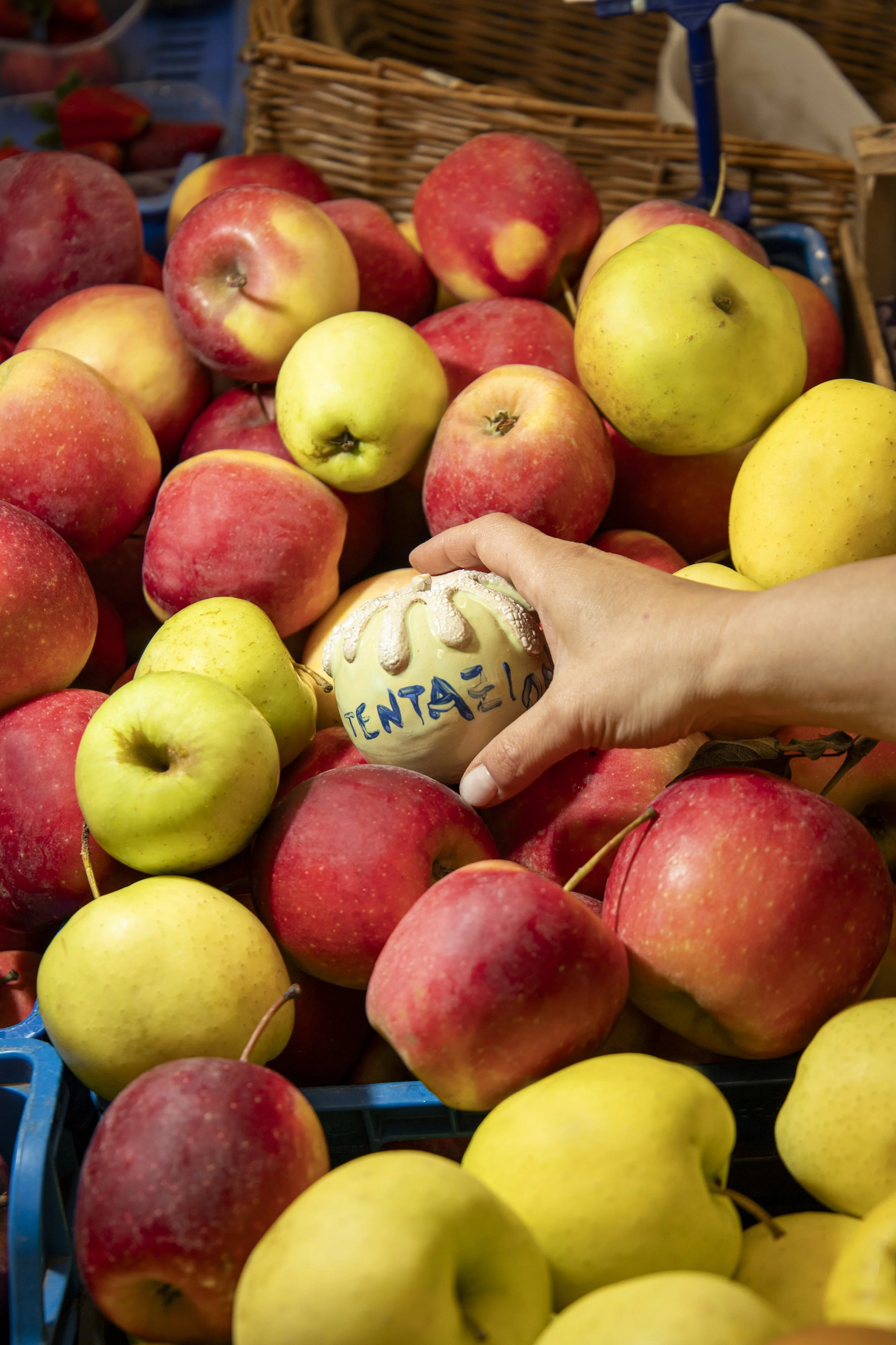 STEVE JOBS | “Tentazione 2.0”

La mela ritorna progettata.
Liscia, perfetta, desiderabile.

Non promette verità, ma esperienza di consumo.