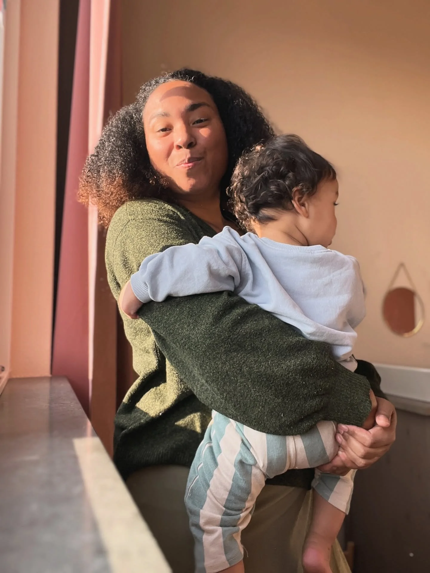 Eerlijk moment:

Vandaag stuurde ik 100 mensen een video waarin ik vroeg: &ldquo;Ken je iemand die hulp nodig heeft?&rdquo;

En ik was NERVEUS.

Wat als niemand reageert?
Wat als ze denken &ldquo;who does she think she is?&rdquo;
Wat als...

Maar toe