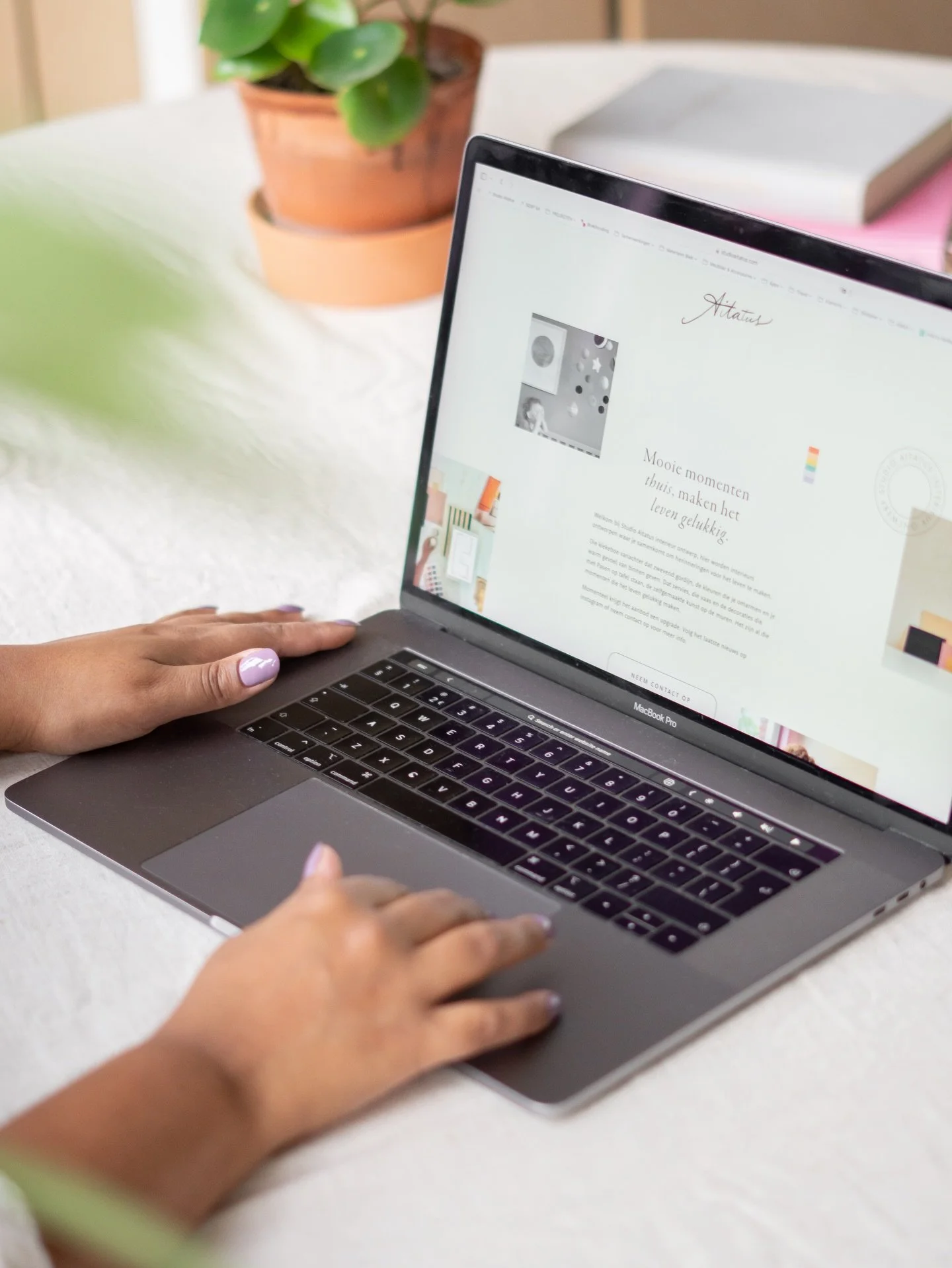 Een van mijn krachten als ondernemer is kunnen schakelen en vooral eerlijk te zijn naar mezelf. 

Het afgelopen jaar was gelukkig niet alleen maar gloom. Ik heb mogen werken aan prachtige merken zoals @kidsbarnnl @meetmeatthewall.wallpaper en @woonin