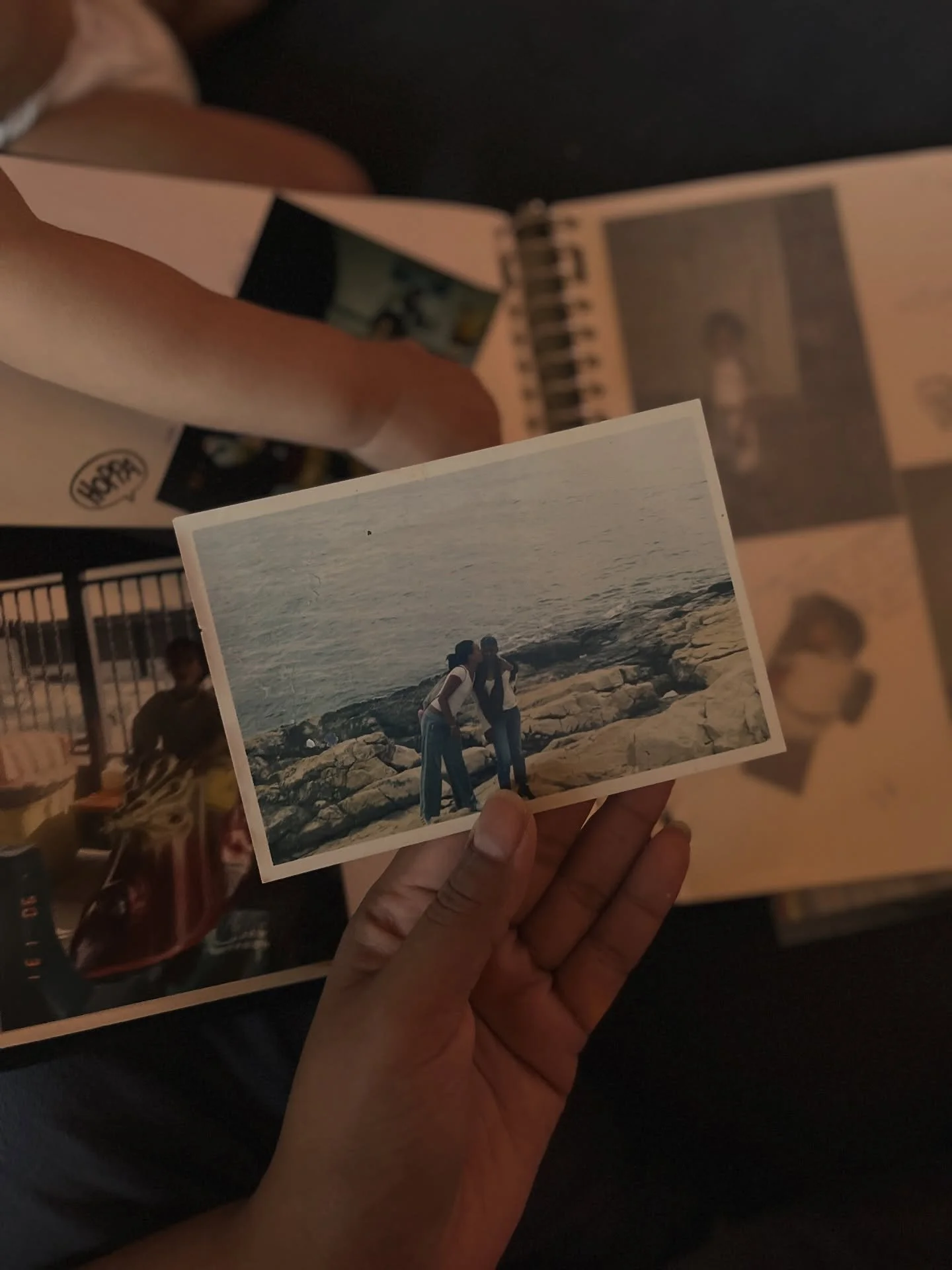 Bladerend door albums 
Vloeien de tranen
Stromen de herinneringen 

De herinneringen voor
De herinneringen na

De herinneringen als dochter
De herinneringen aan oma

De mooie reizen
De ongelofelijke avonturen
Groot en klein

Het gemis
De liefde

Dit 