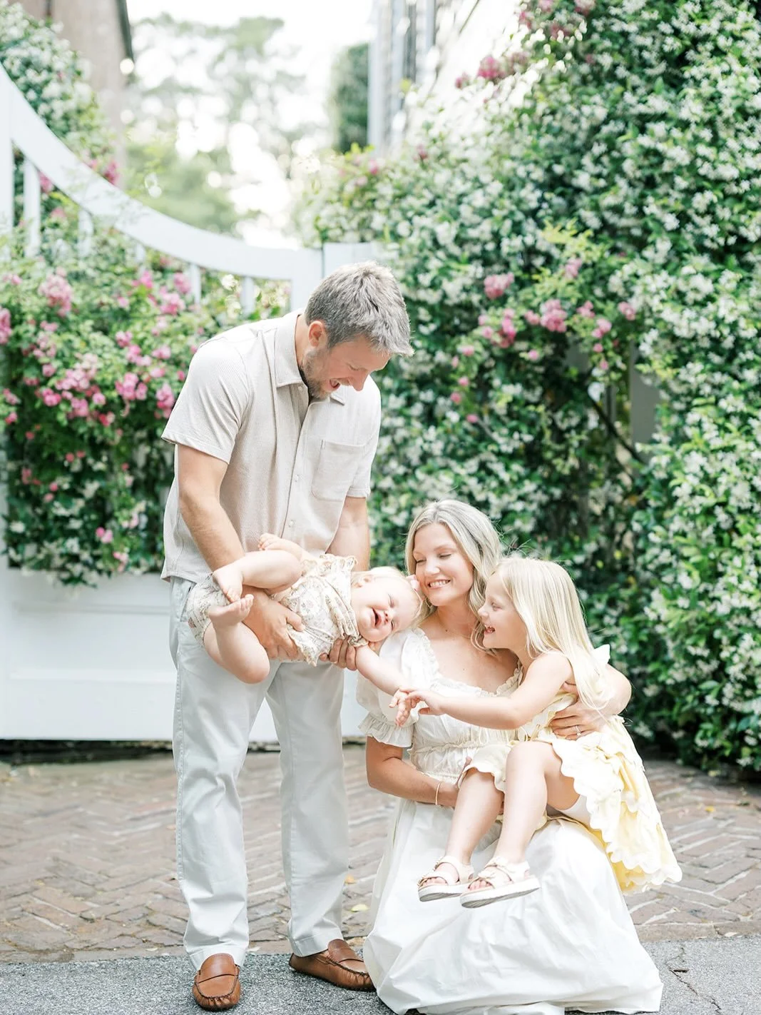 I&rsquo;m still reminiscing about this beautiful downtown Charleston session from last week 🤍

The florals, the soft pastels, the historic charm - every corner of this city feels so picturesque and inspiring!

But more than anything, sessions like t