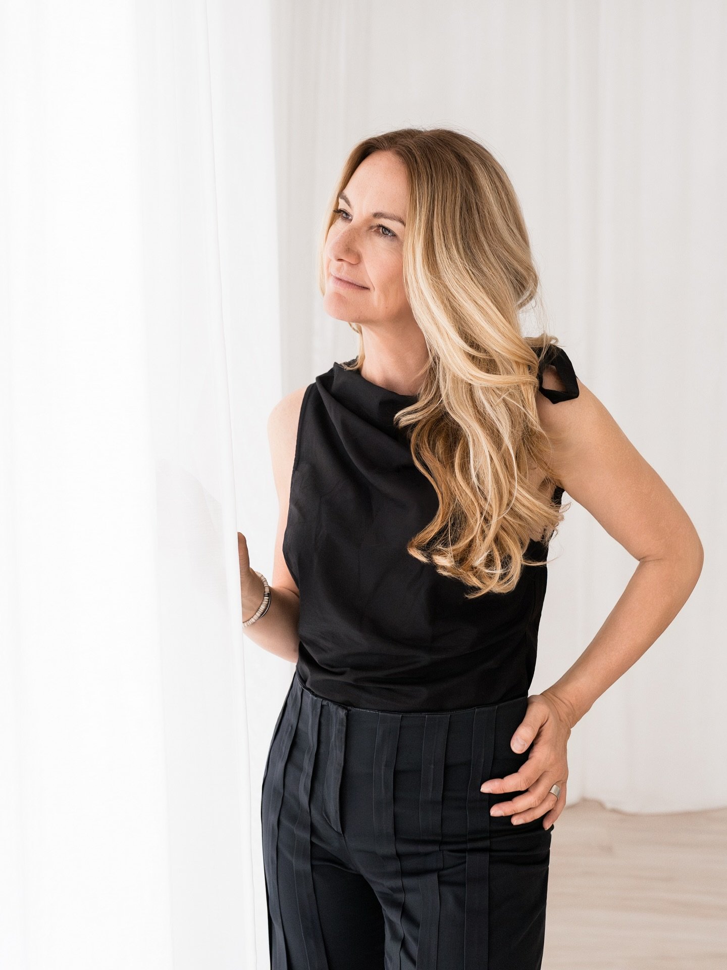 Following up on that Vanity Fair conversation&hellip;
Here&rsquo;s what I&rsquo;ve learned after years behind the camera:
The most powerful photos often happen when women choose to show up as they are.
When they say &ldquo;keep the laugh lines - they