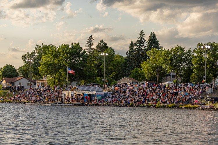 MinAqua Bats Water Ski Show