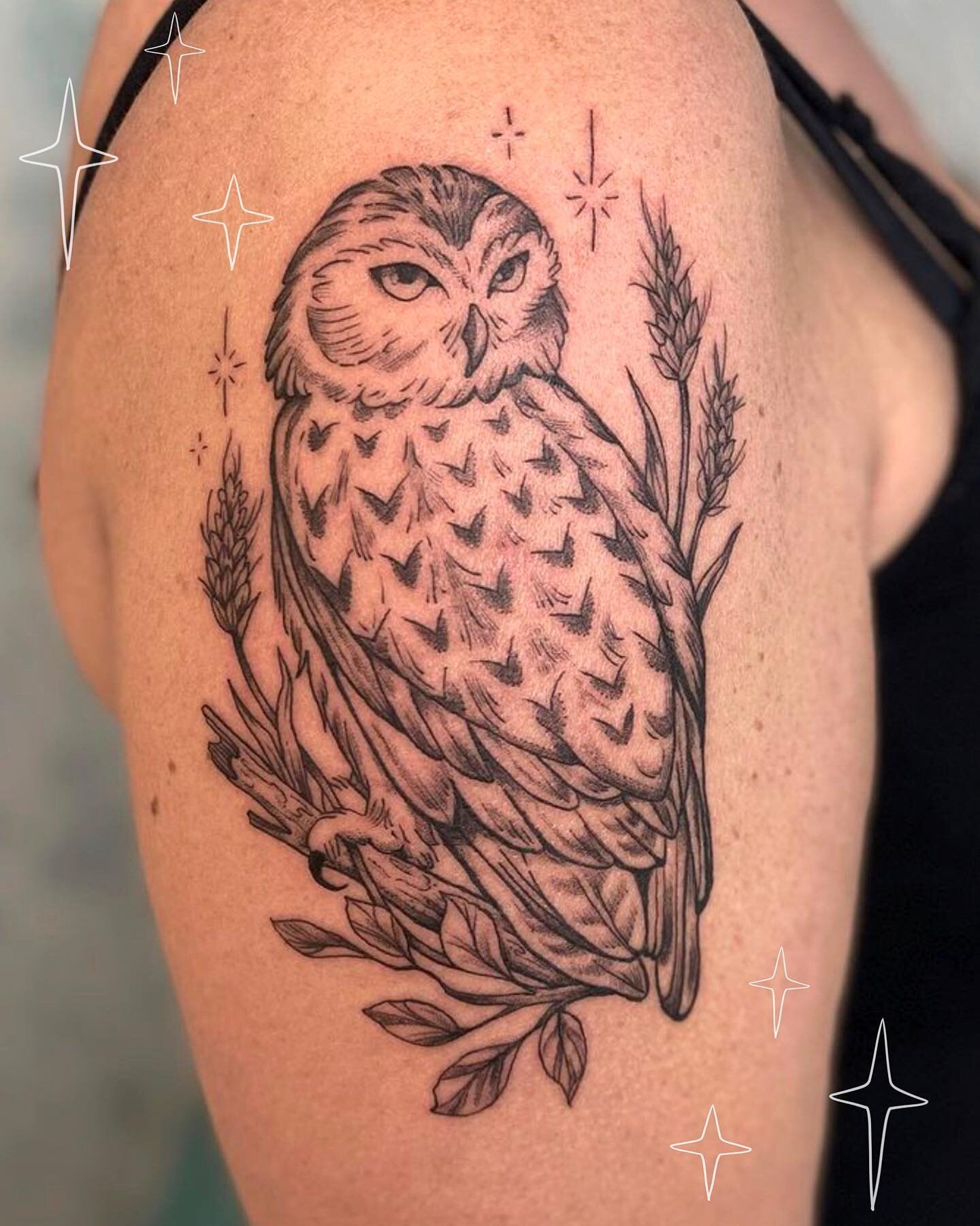 A beautiful Snowy Owl by Sydney @hrtshpdfruit - it&rsquo;s the second part of a dual mother/son tattoo, and the son got the Great Horned Owl we posted previously! 🦉
.
.
.
.
.
#owl #owltattoo #snowyowl #birdtattoo #illustrativetattoo #illustrationtat