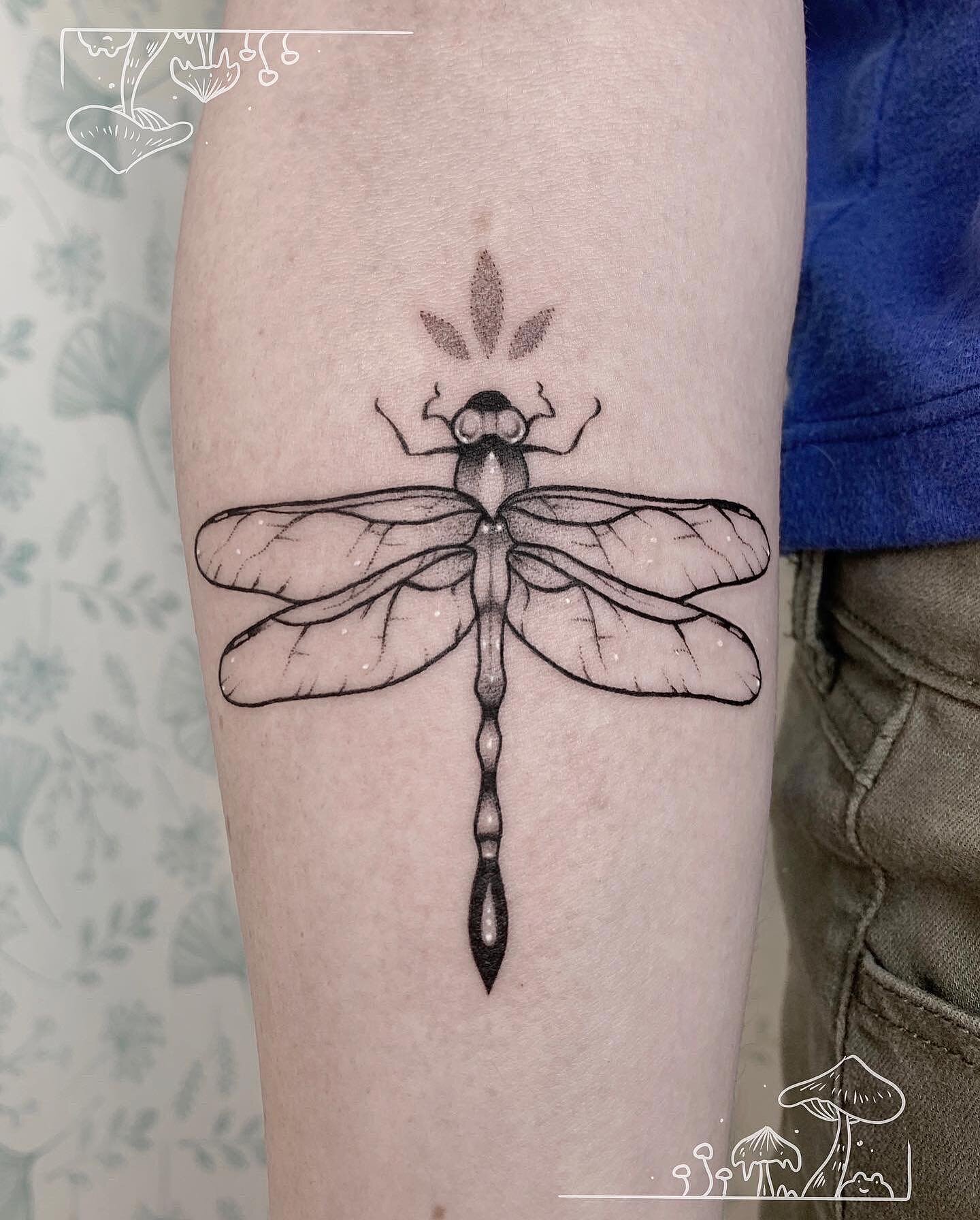 A beautiful dragonfly by our apprentice Avery @hazel.cicada! Those white highlights are the perfect finishing touch! ✨
.
.
.
.
.
#apprenticetattoo #tattooapprentice #dragonflytattoo #dragonfly #blackwork #blackworktattoo #blacktattoo #blxckink #black
