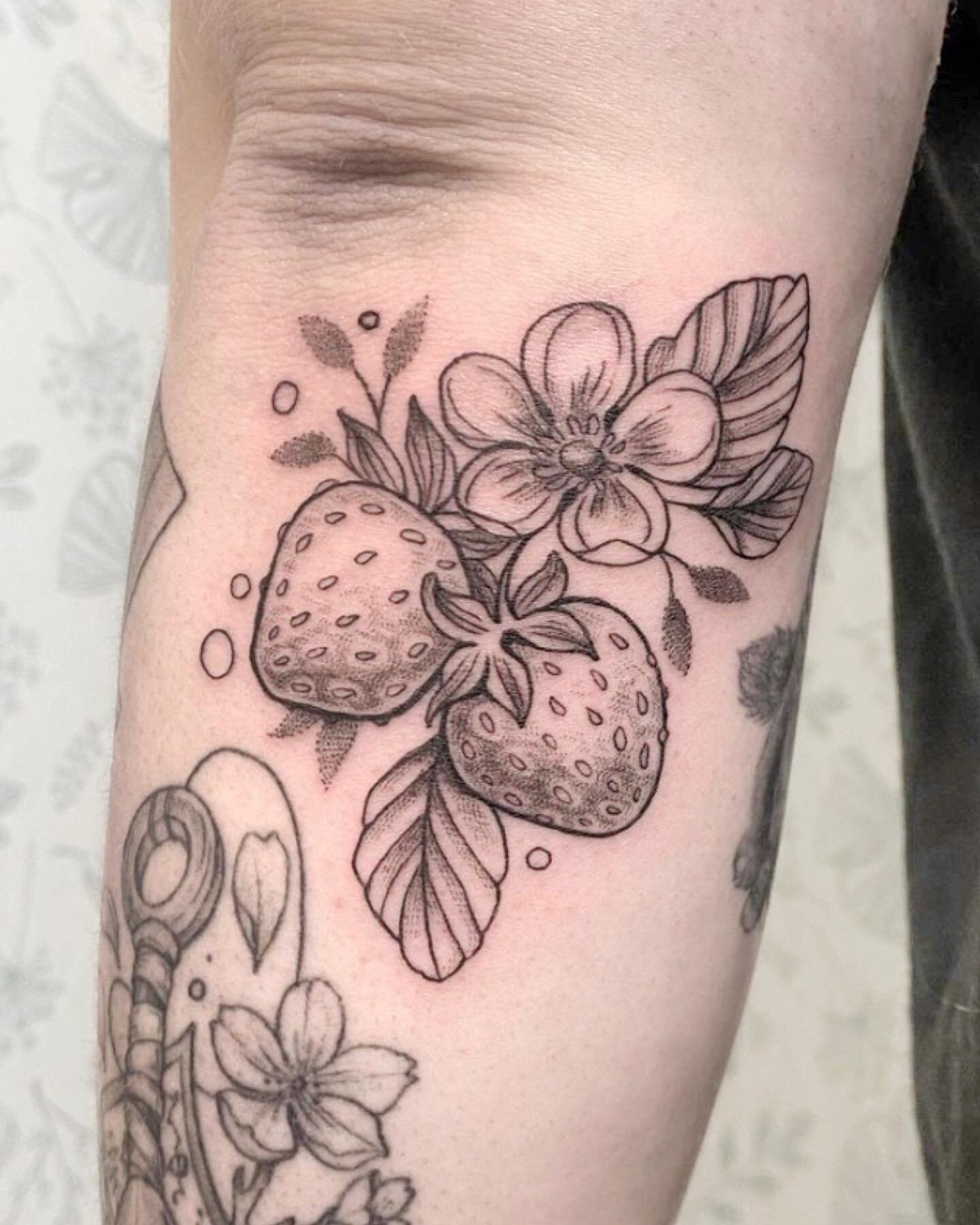 🎵Look at you, strawberry&hellip;.. elbow? 🎵
Sydney @hrtshpdfruit did this super cute strawberry filler, and it&rsquo;s a perfect design for the end of summer! 🍓
.
.
.
.
.
#strawberry #strawberrytattoo #fruittattoo #illustrativetattoo #illustration