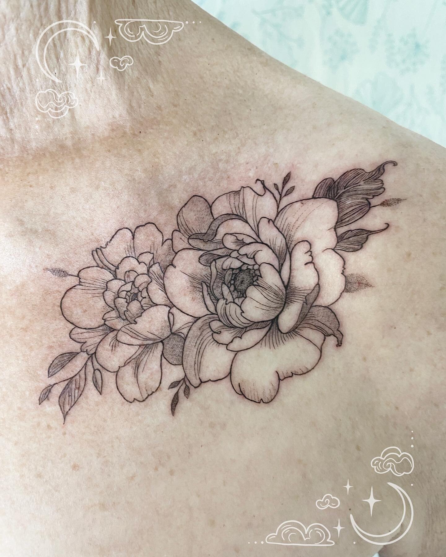 Fine line peonies under the collarbone by Maria @duskatdaybreak! 💐
.
.
.
.
.
#collarbonetattoo #floraltattoo #flowertattoo #peonytattoo #peoniestattoo #detailedtattoo #finelinetattoo #chesttattoo #blackwork #blackworktattoo #singleneedletattoo #kaml