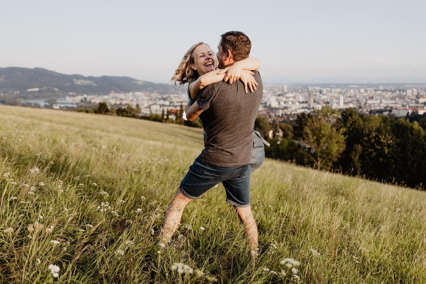 Die Hochzeitssaison endet sch&ouml;n langsam und somit bleibt endlich wieder mehr Zeit f&uuml;r P&auml;rchenshoots 👩&zwj;❤️&zwj;👨 

Heute zeige ich ein paar Bilder vom Paarshooting mit Katharina&amp;Marcus am Bachlberg ⛰ Ich freu mich riesig auf eu