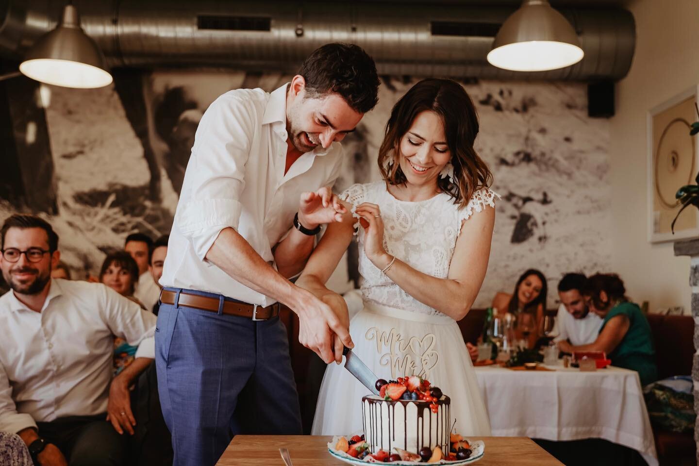 Na? Wer hat da die Hand oben? 😅🎂

#hochzeit #hochzeitober&ouml;sterreich #weddingaustria #hochzeitlinz #hochzeitgallneukirchen