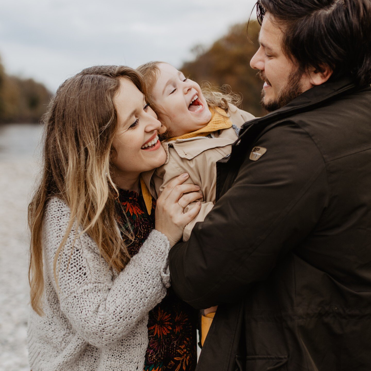 Ach, ihr drei! Oder soll ich sagen vier? 🤰

Am Feiertag durfte ich diese tolle Familie in Steyr kennenlernen. Wie es dazu kam? Ich war auf der Suche nach einer Familie, welche ich f&uuml;r meine neue Website fotografieren durfte. Und zack war Erma (