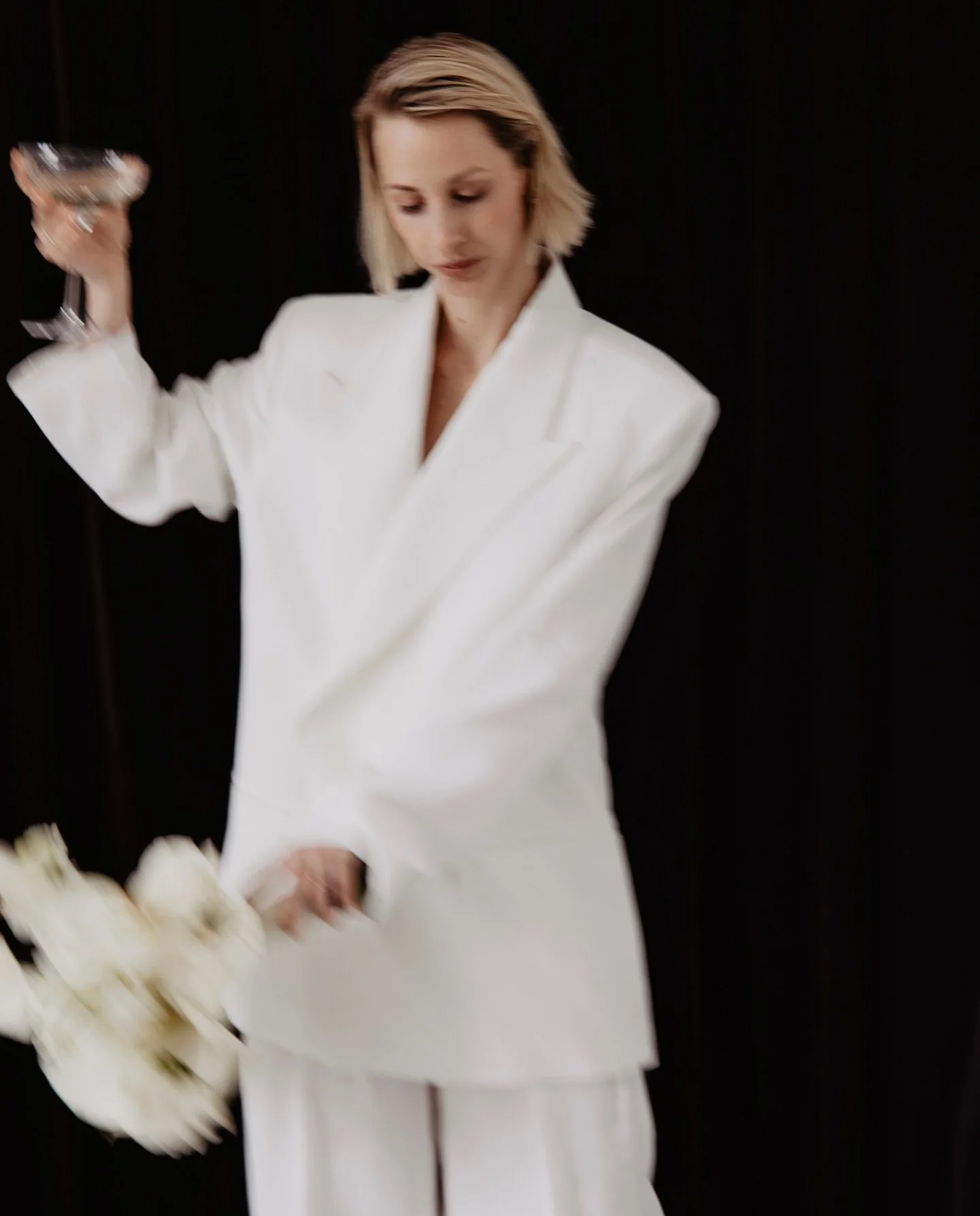 blurry party 🍾🥂💍
auf euch, liebe newly brides to be 🤍 ein paar Termine f&uuml;r 2026 sind noch frei &ndash; ich freu mich auf eure Nachricht ✨