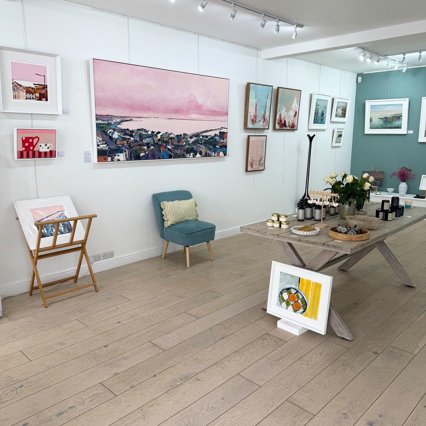 Here&rsquo;s a look around our little Cornish gallery on this crisp and sunny November Saturday ☺️ 

We have had a big rehang this week, showing a mixture of artists with plenty of new work. We&rsquo;ve also begun to stock up our centre table with pl