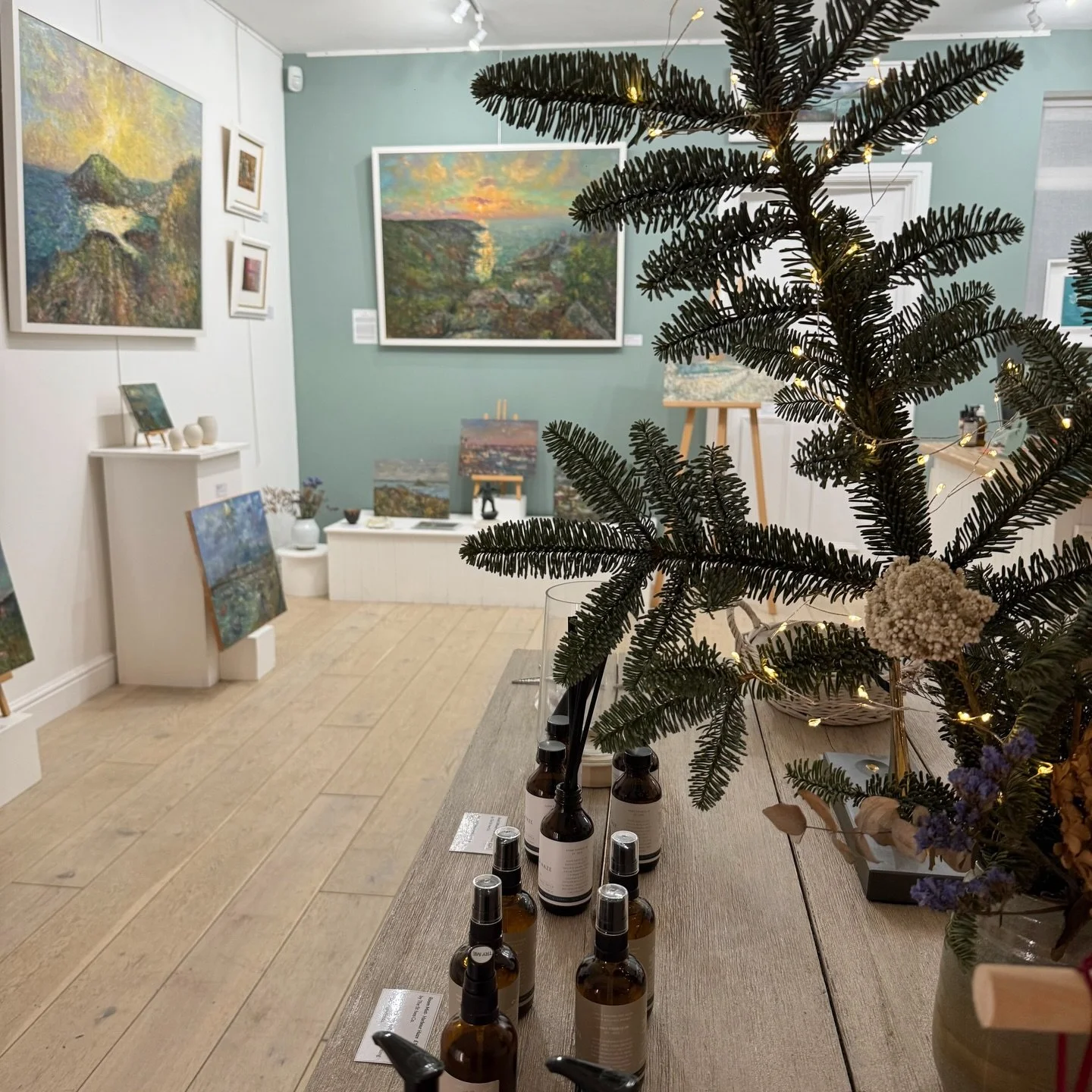 Lights out at our cosy Cornish gallery ✨ and that&rsquo;s a wrap on the second-to-last Saturday before Christmas. We&rsquo;ll be back open tomorrow from 11&ndash;4.

Our spotlight show featuring Michael Strang is now open and looking beautiful, bring