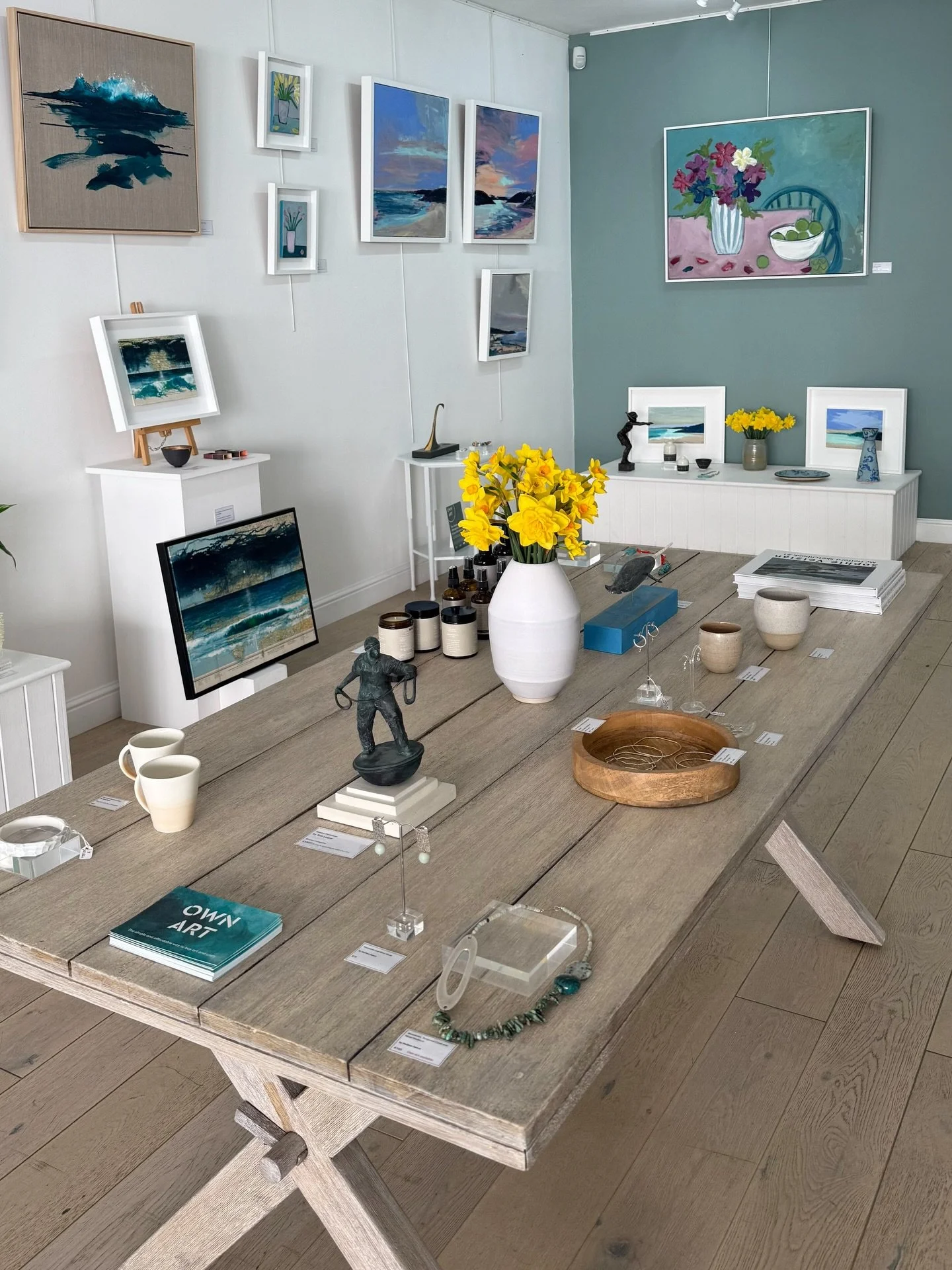 Hooray for another sunny day in Marazion! Taking the opportunity to photograph the gallery while there&rsquo;s a bit of light out there ☺️ not long until this place is having a full rehang 🌼

Interior Styling | Art Gallery | Cornish Art | Art For th