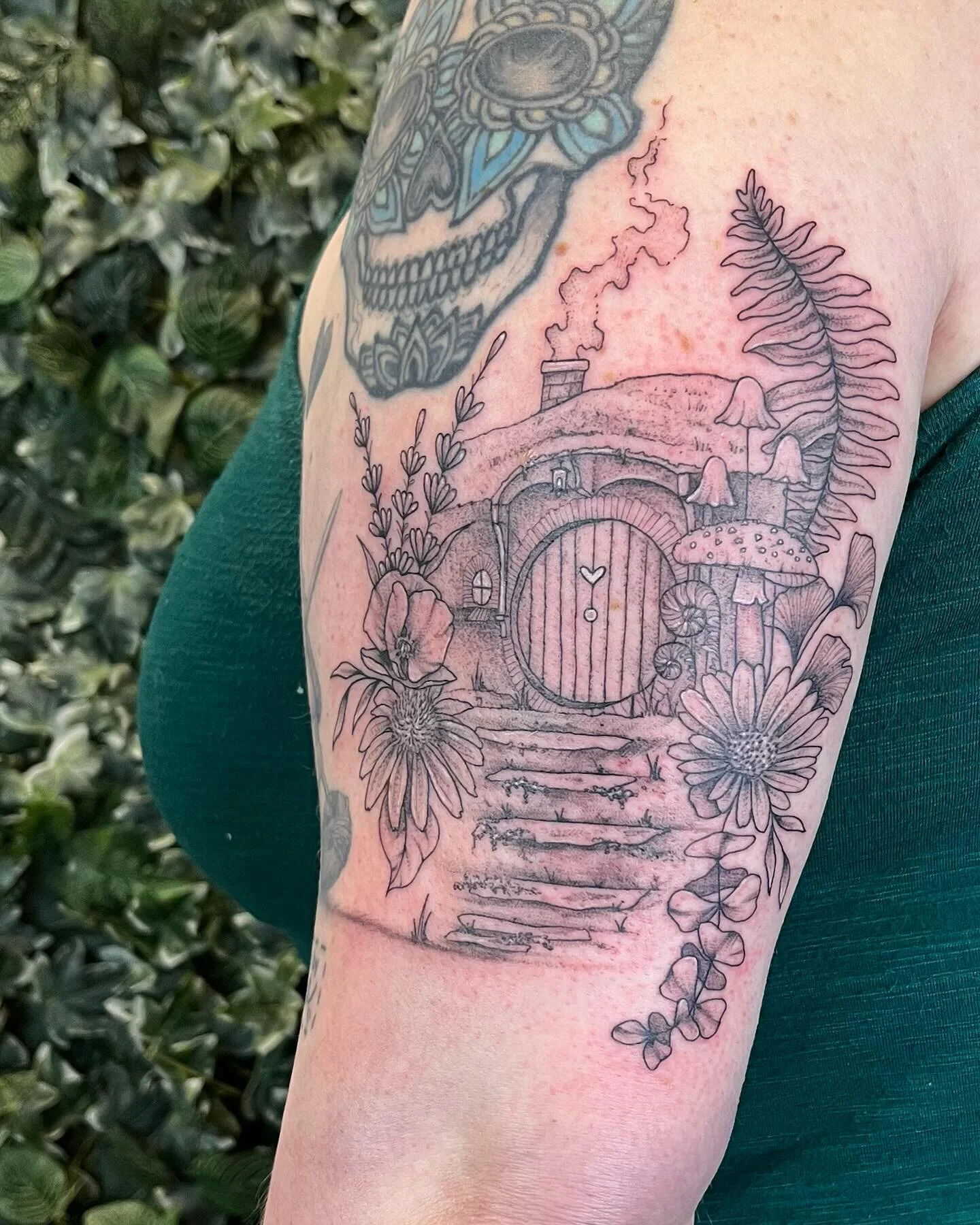 Hobbit house done by Alex! She&rsquo;d love to work with you! 💕 

If you&rsquo;d like to book an appointment with us please head over to our website (link in bio). We&rsquo;ll get back to you to get references and any other information we&rsquo;ll n