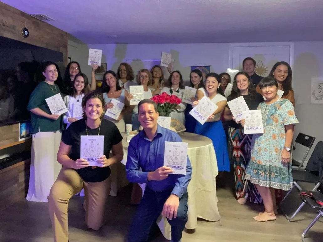 Noite de lan&ccedil;amento do livro &ldquo;Quirom&acirc;ncia o destino ao alcance das m&atilde;os &ldquo; de Daniel Kaltenbach. Que noite maravilhosa, cheia de boas energias e celebra&ccedil;&otilde;es. 
Parab&eacute;ns @daniel.r.kaltenbach por mais 
