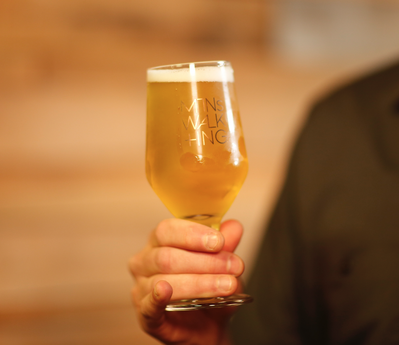 mw-g-holding glass.png